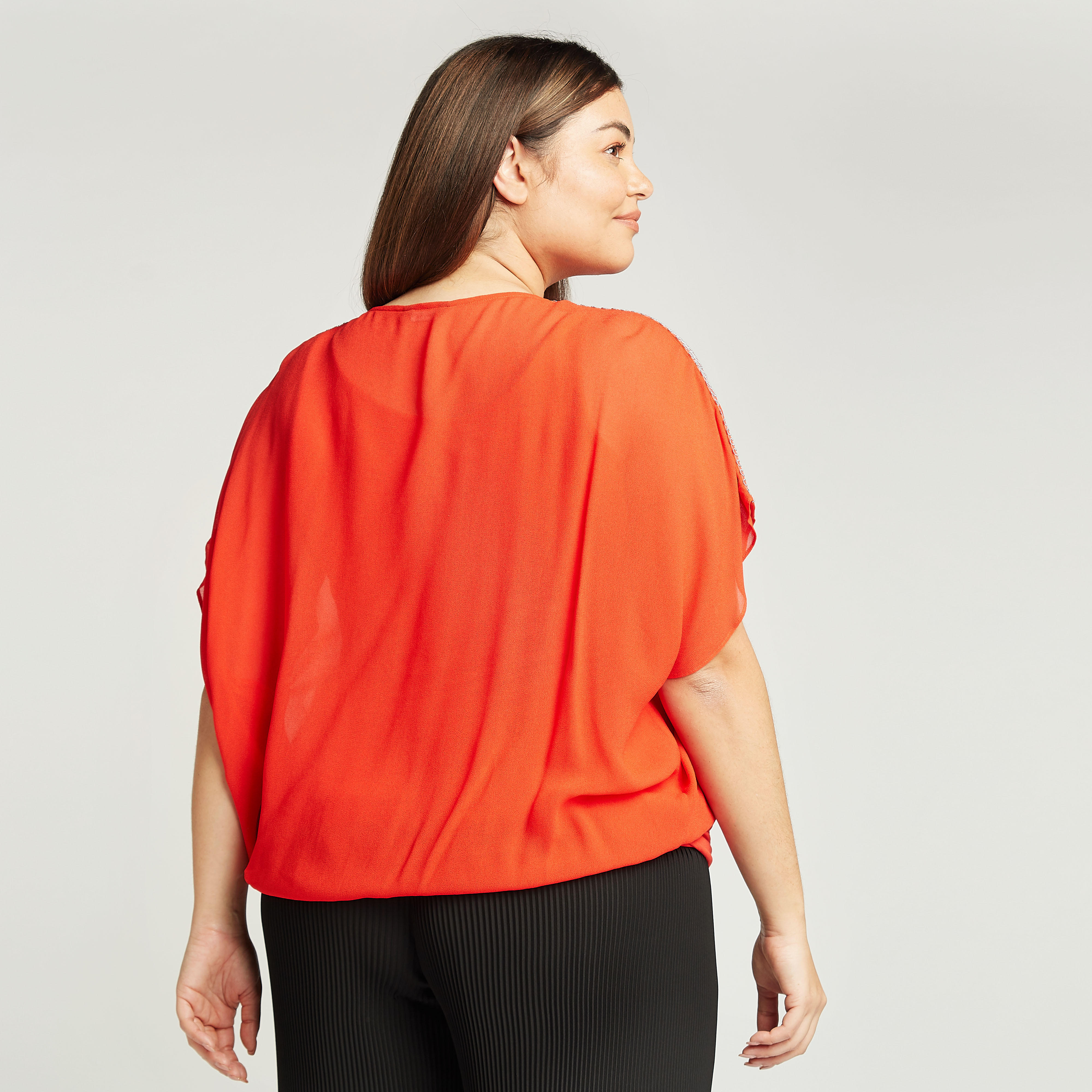 بلوزة سادة بياقة مستديرة وأكمام لامعة-women-clothing-shirtsandblouses-blouses-image-1