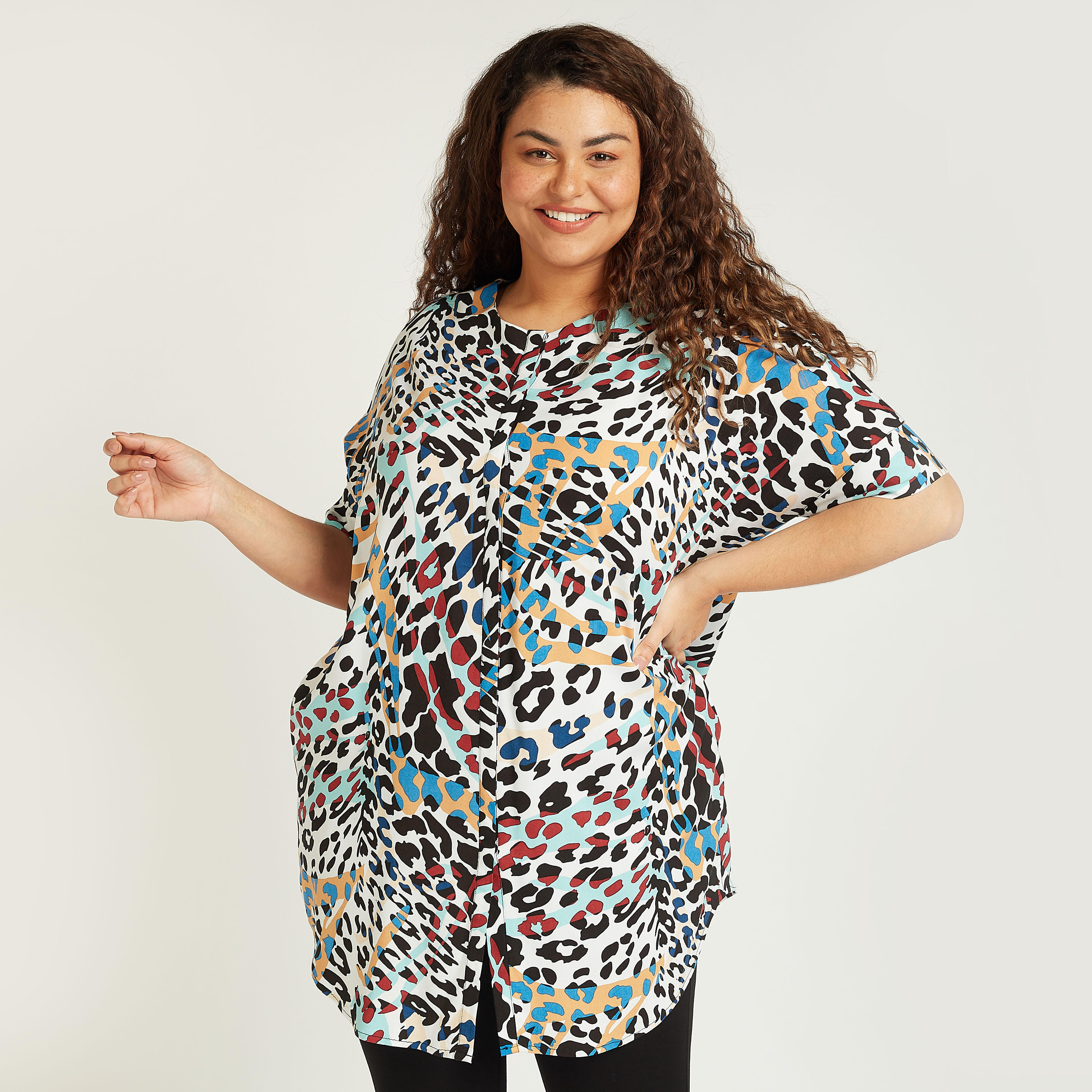 بلوزة طويلة بياقة مستديرة وأكمام قصيرة وطبعات حيوانات-women-clothing-shirtsandblouses-blouses-image-1
