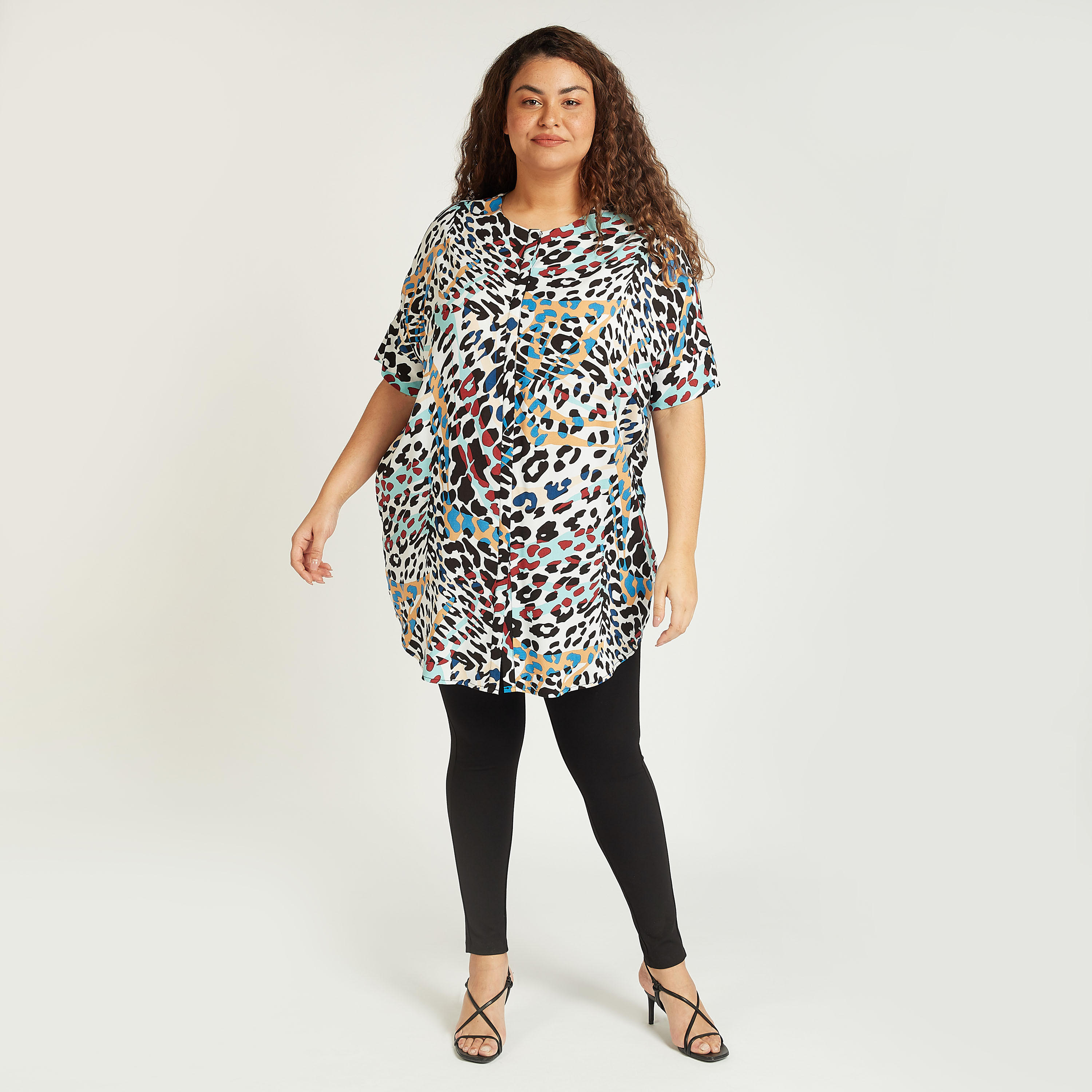 بلوزة طويلة بياقة مستديرة وأكمام قصيرة وطبعات حيوانات-women-clothing-shirtsandblouses-blouses-image-2