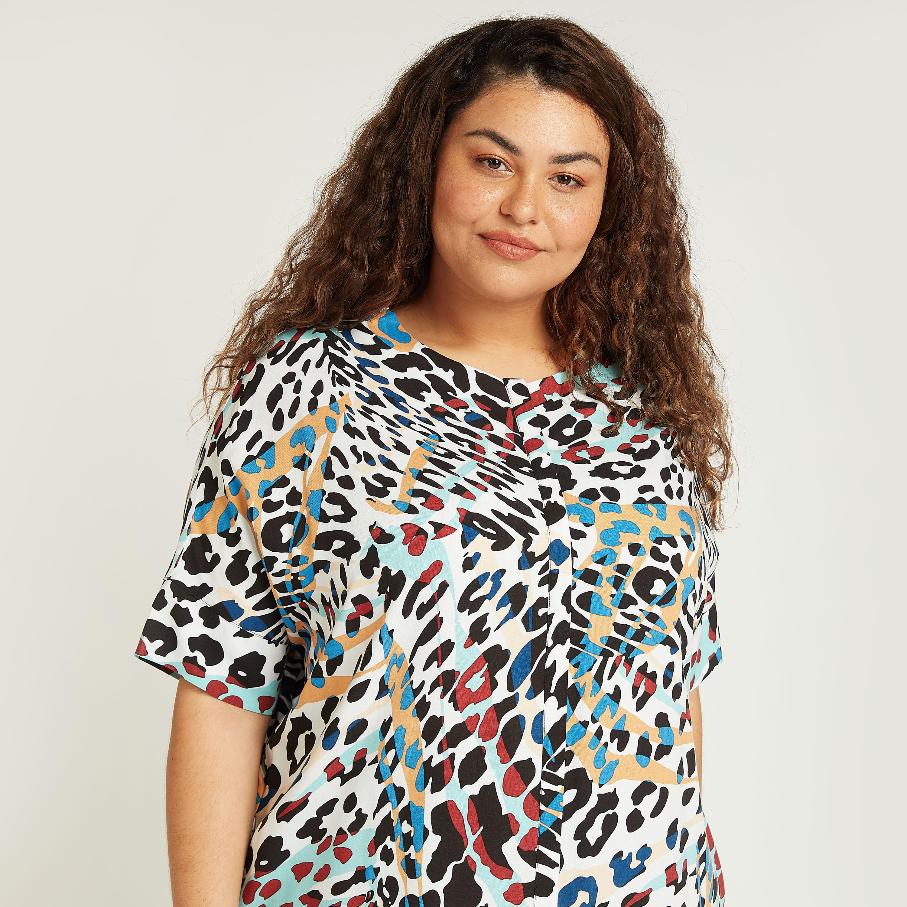 بلوزة طويلة بياقة مستديرة وأكمام قصيرة وطبعات حيوانات-women-clothing-shirtsandblouses-blouses-image-3