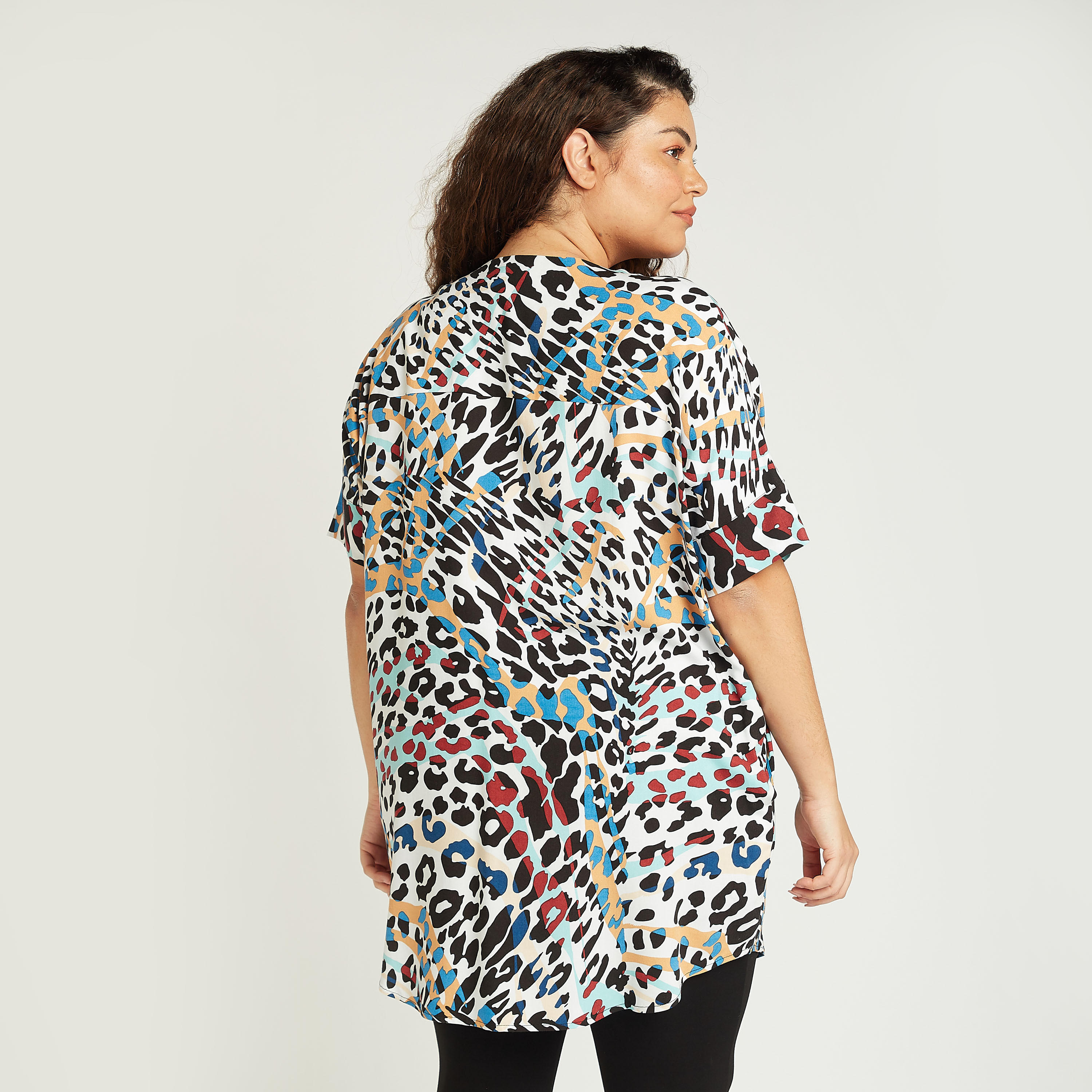 بلوزة طويلة بياقة مستديرة وأكمام قصيرة وطبعات حيوانات-women-clothing-shirtsandblouses-blouses-image-4