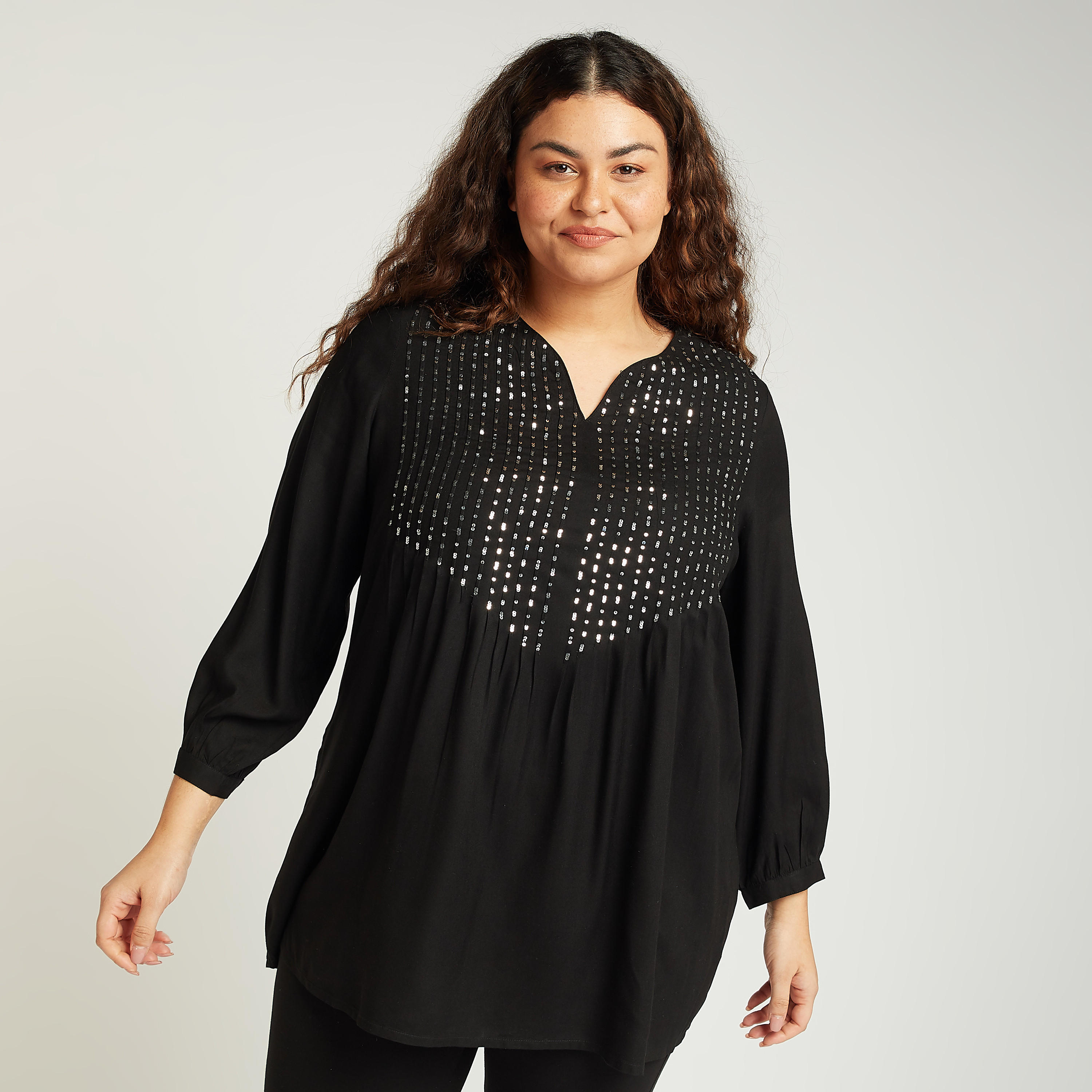 بلوزة مزيّنة بياقة V وأكمام طويلة-women-clothing-shirtsandblouses-blouses-image-1