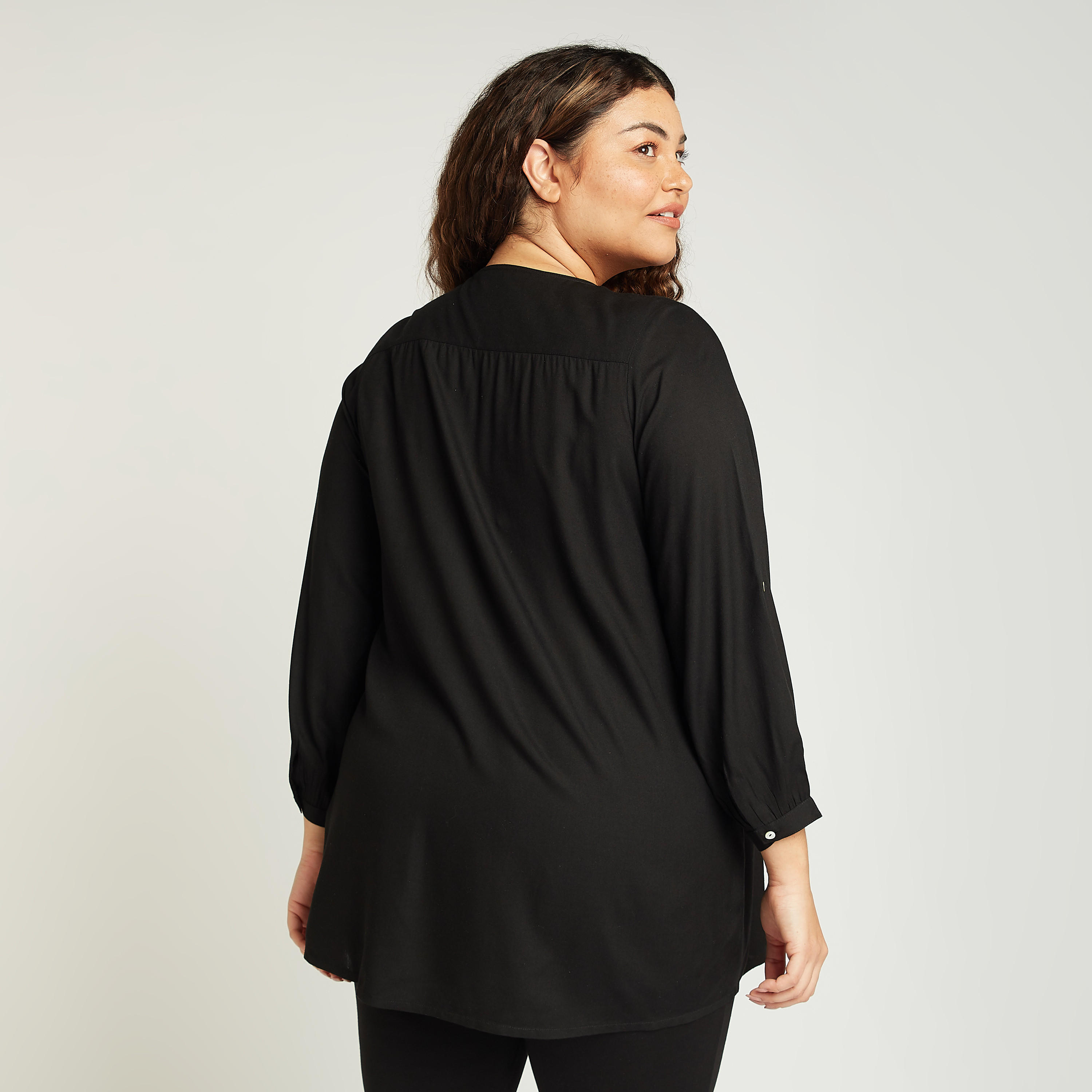 بلوزة مزيّنة بياقة V وأكمام طويلة-women-clothing-shirtsandblouses-blouses-image-4