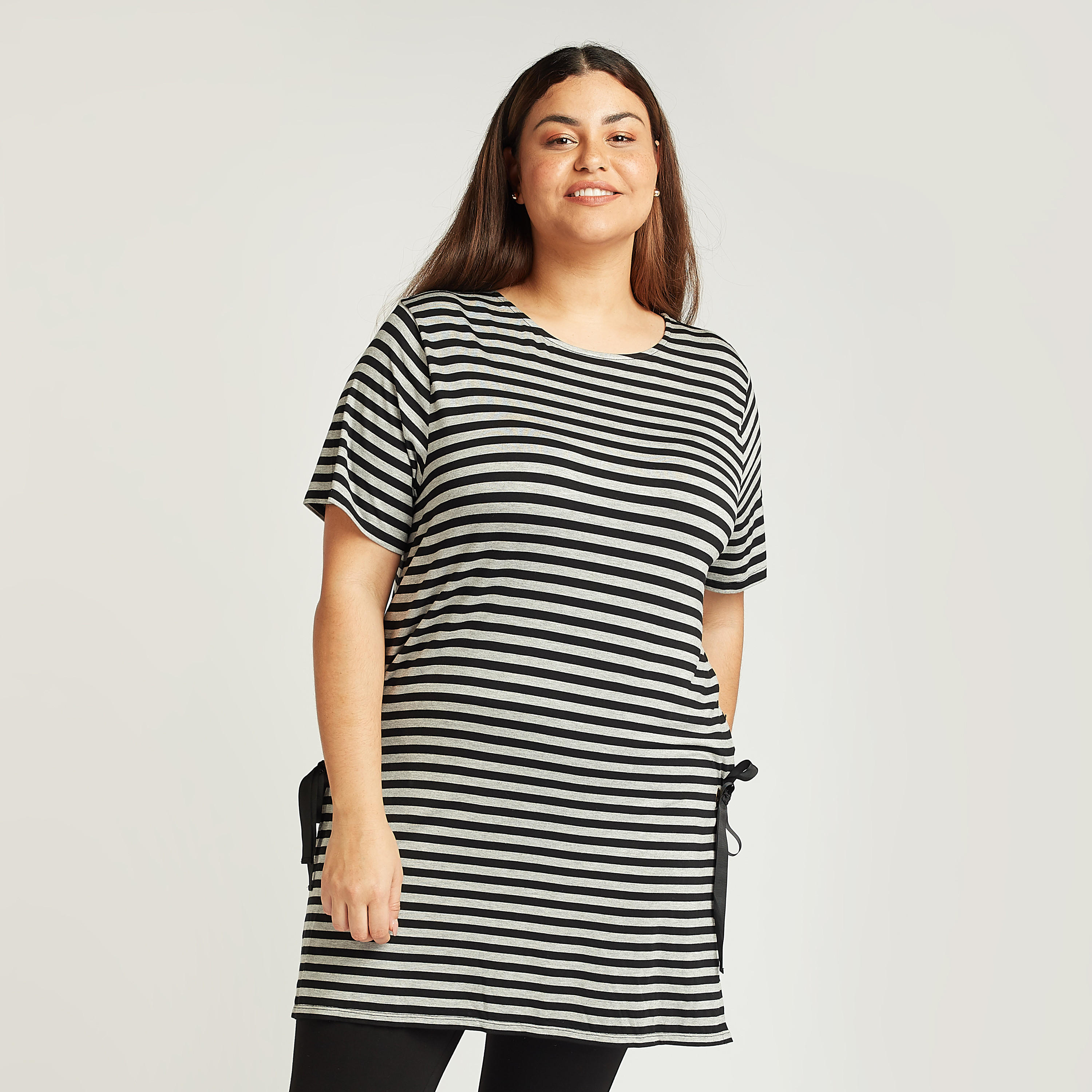 تيشيرت طويل مقلّم بياقة مستديرة وأكمام قصيرة-women-clothing-tshirts-image-1