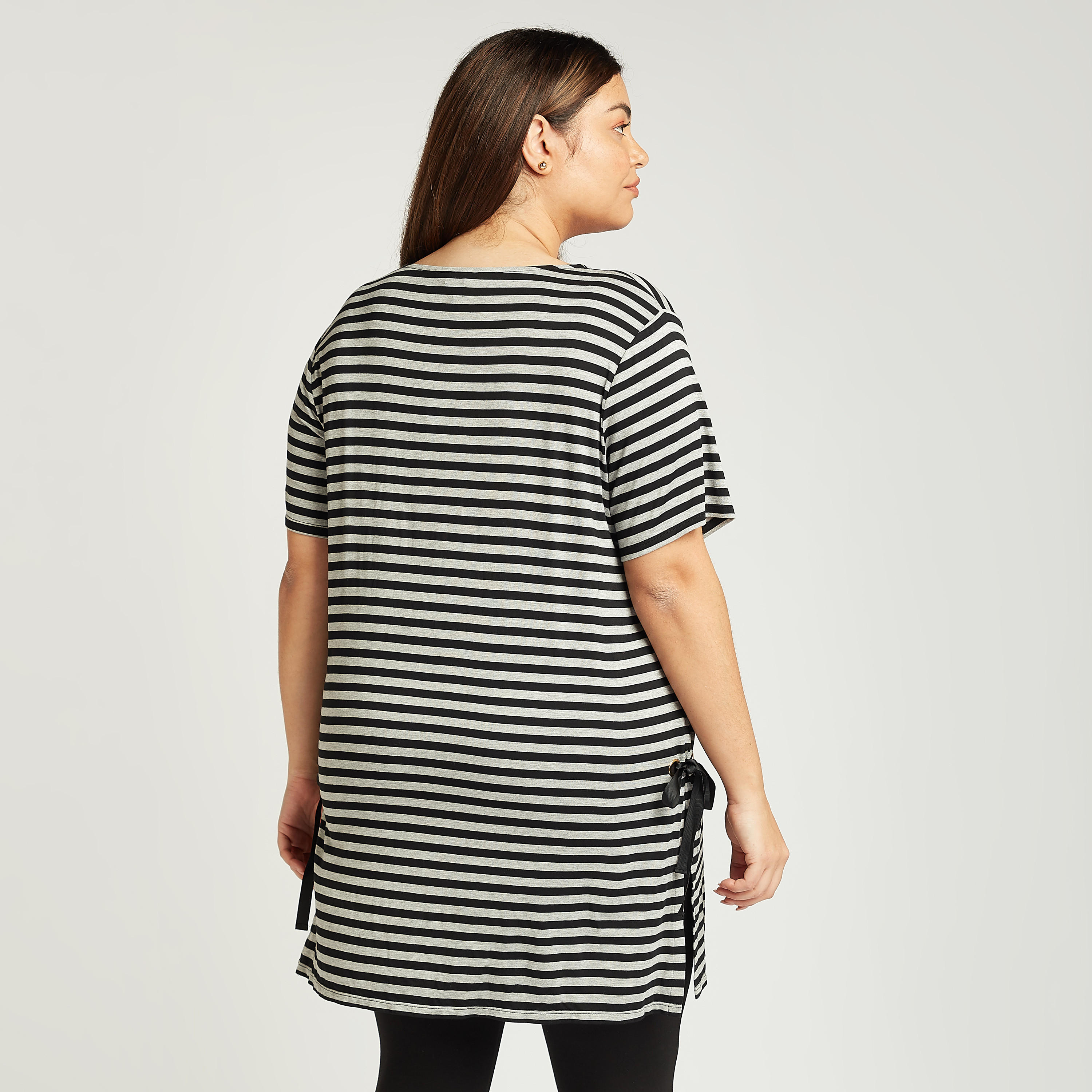 تيشيرت طويل مقلّم بياقة مستديرة وأكمام قصيرة-women-clothing-tshirts-image-4