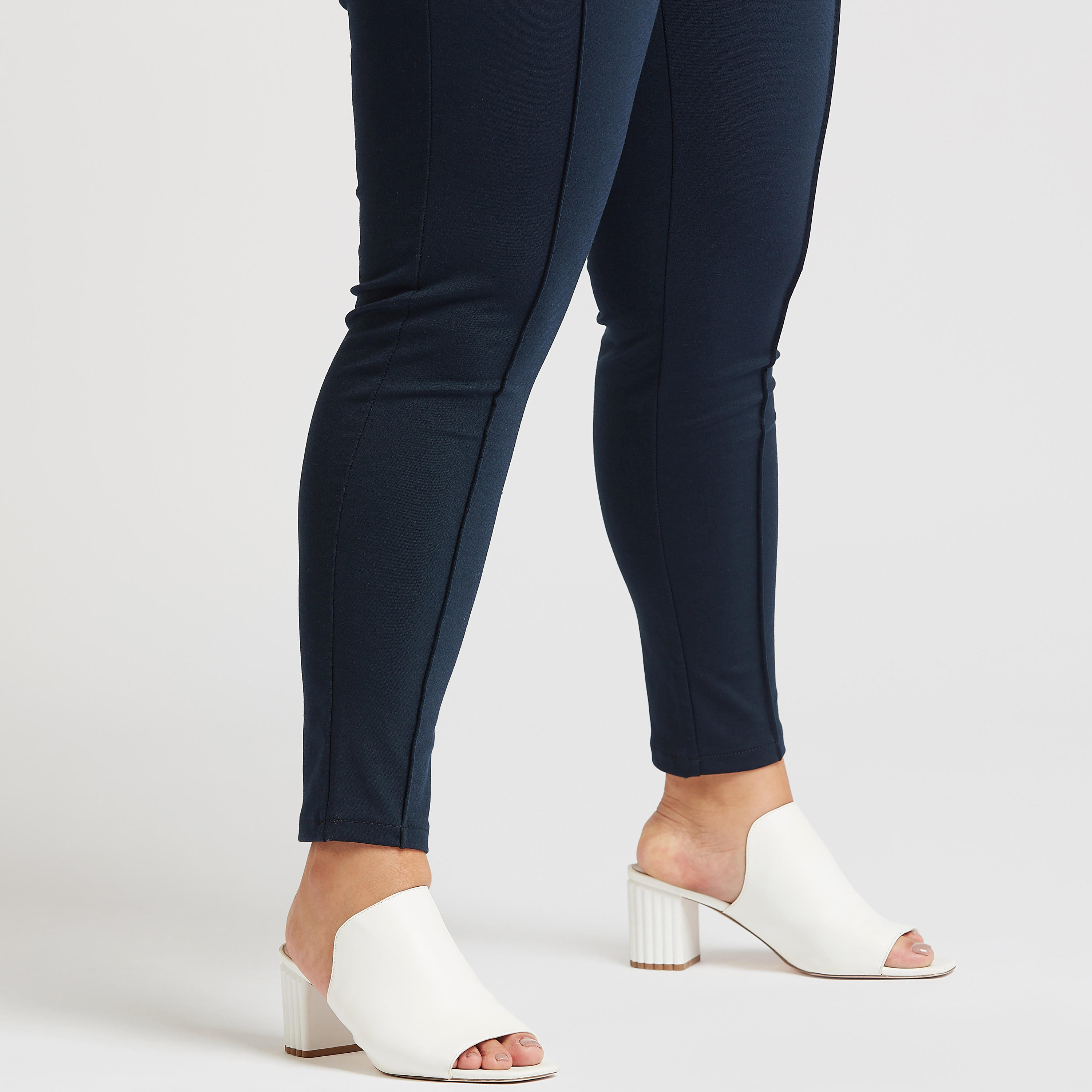 بنطلون ليقنز سادة بخصر متوسط الارتفاع وخصر مطاطي-women-clothing-bottoms-leggings-image-3