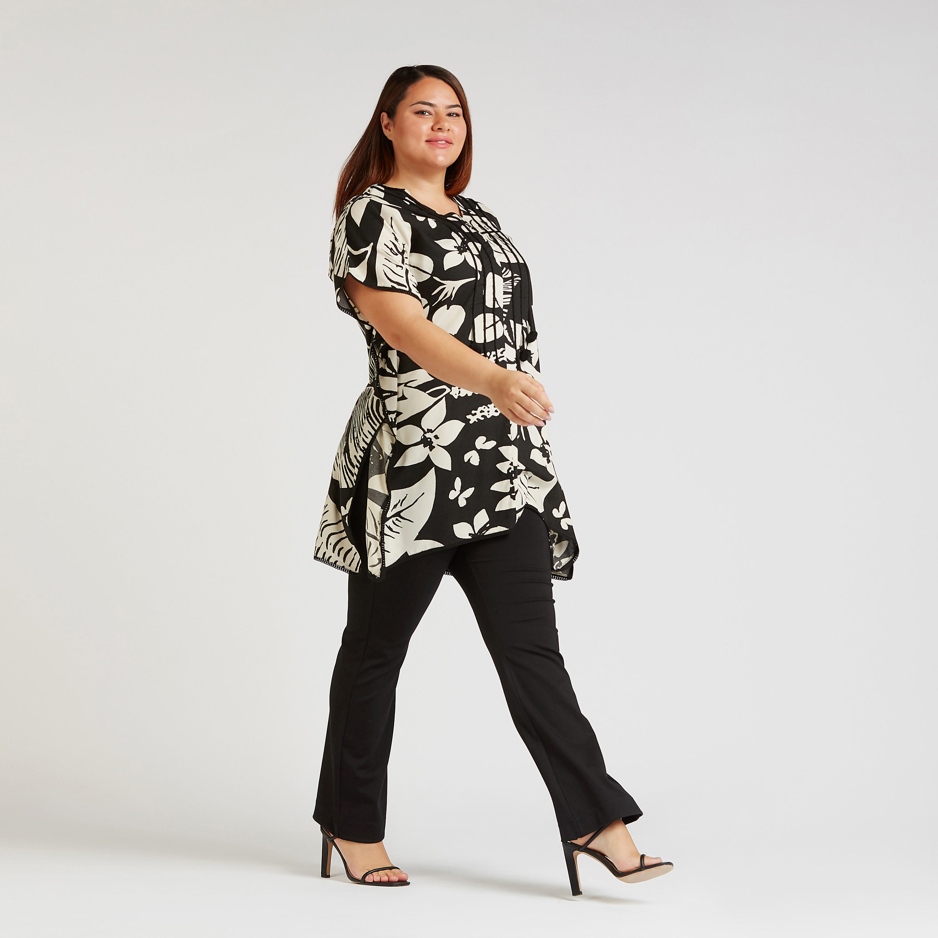 بلوزة طويلة  بياقة V واكمام متصلة وطبعات زهرية-women-clothing-shirtsandblouses-blouses-image-2