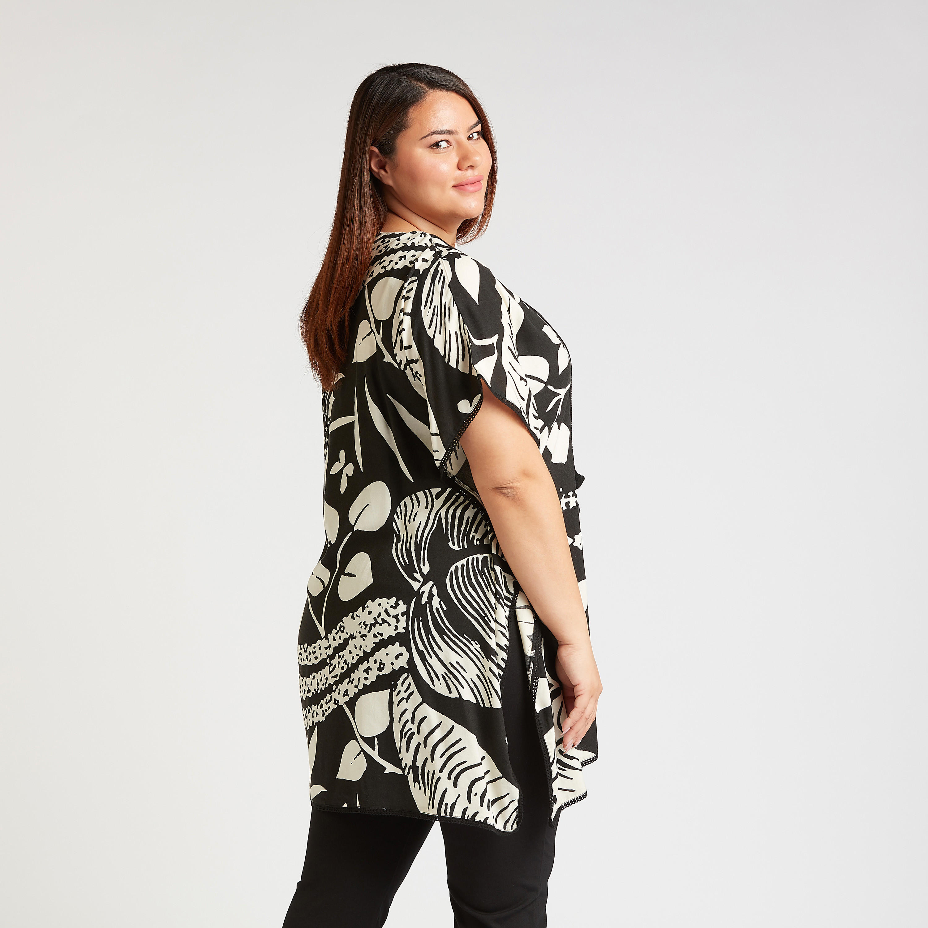 بلوزة طويلة  بياقة V واكمام متصلة وطبعات زهرية-women-clothing-shirtsandblouses-blouses-image-4