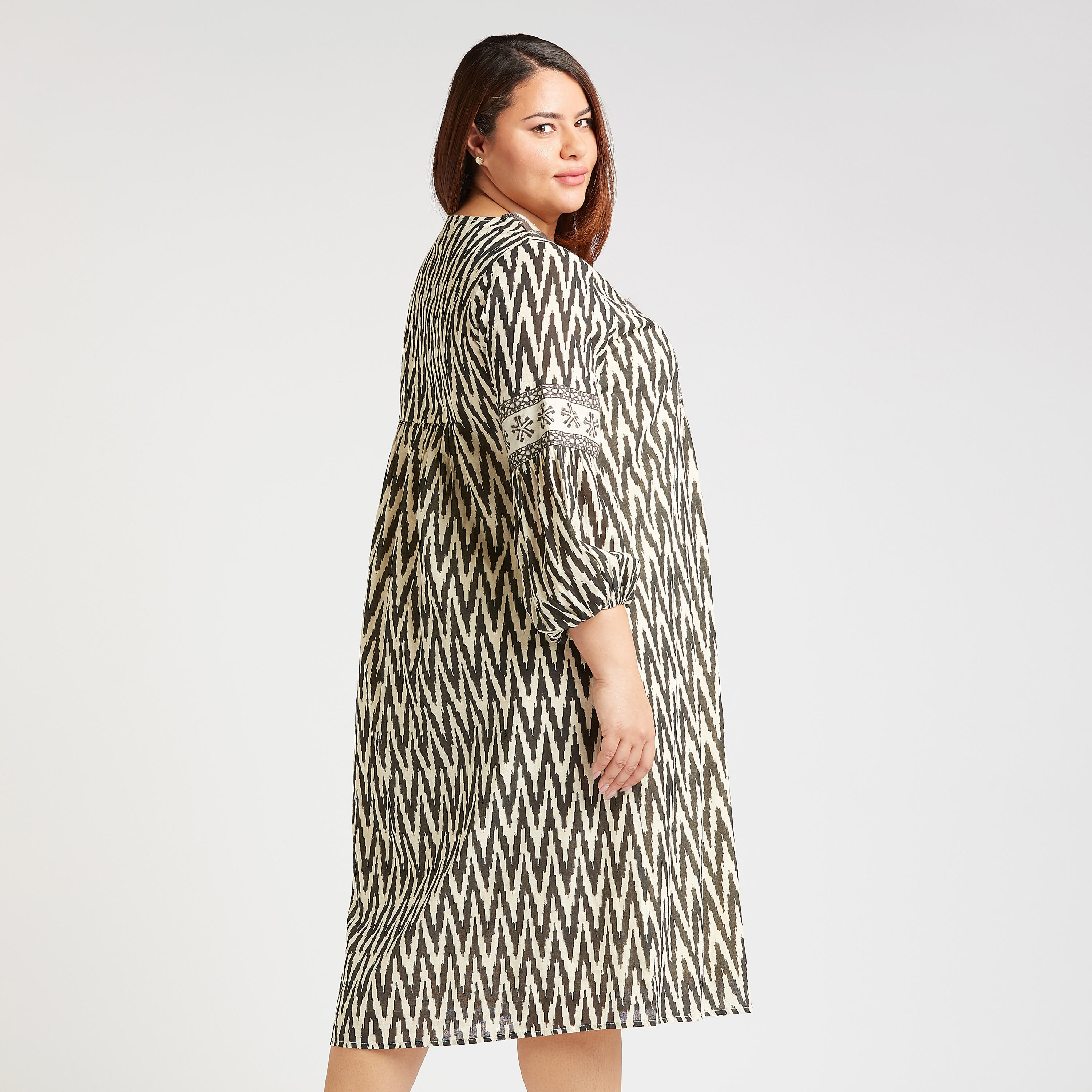 فستان ميدي بطبعات وياقة v وأكمام 3/4-women-clothing-dresses-image-4