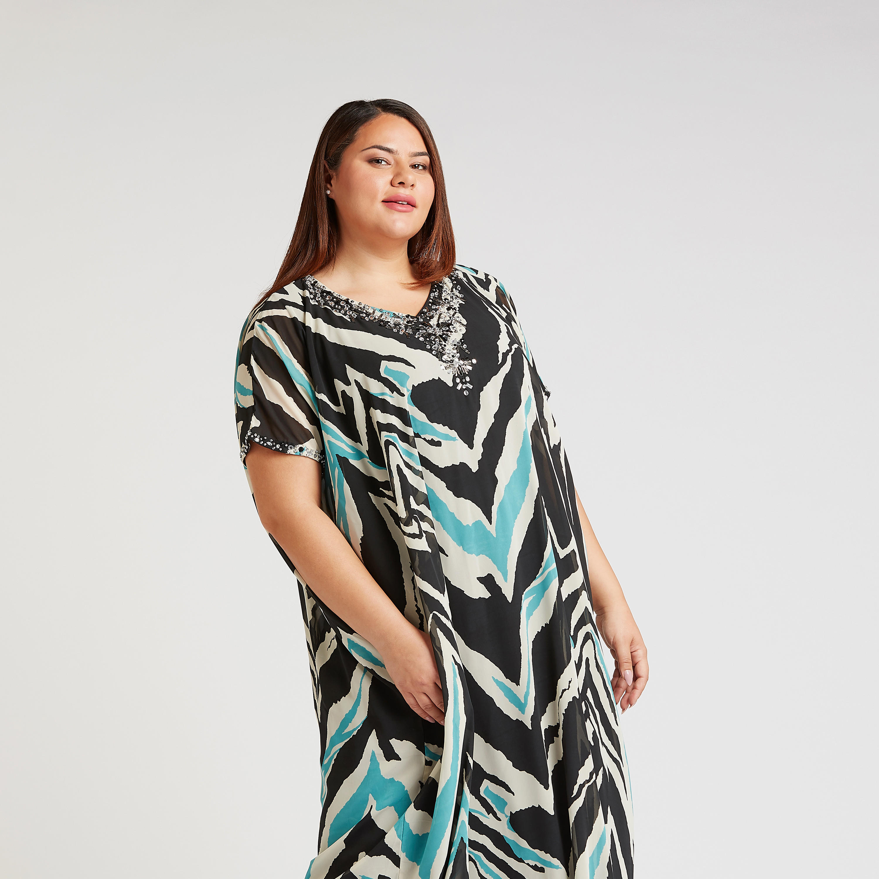 فستان طويل بطبعات وياقة v مزيّنة وأكمام متصّلة-women-clothing-dresses-image-3
