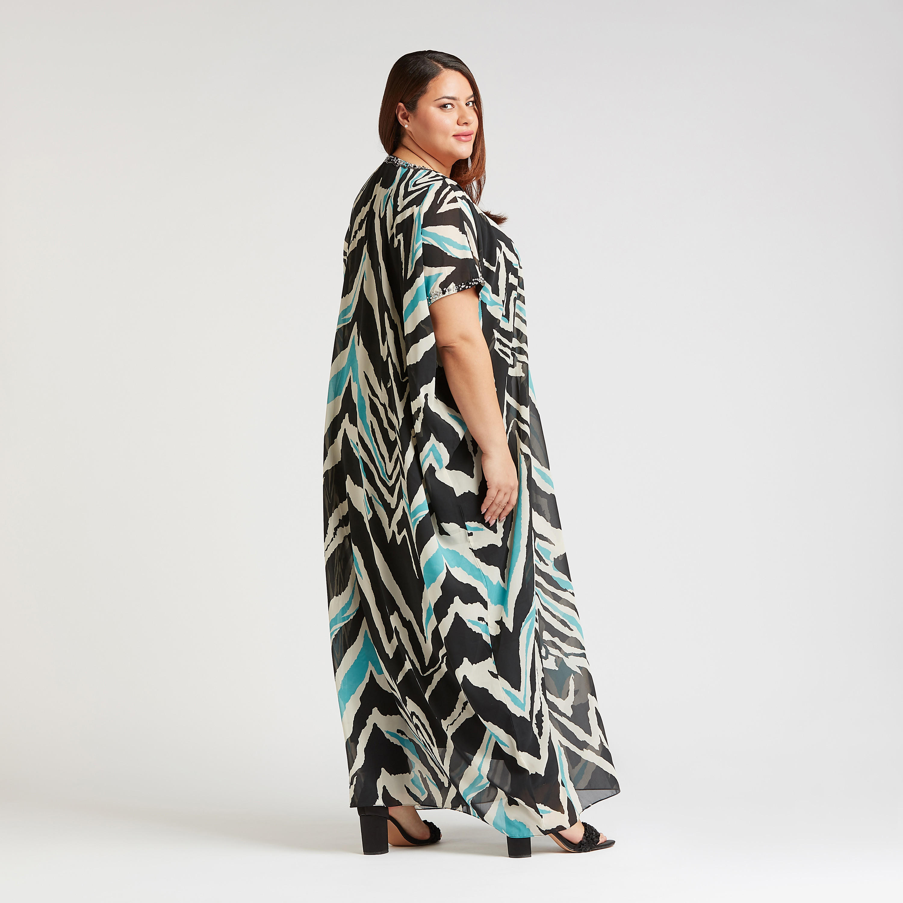 فستان طويل بطبعات وياقة v مزيّنة وأكمام متصّلة-women-clothing-dresses-image-4