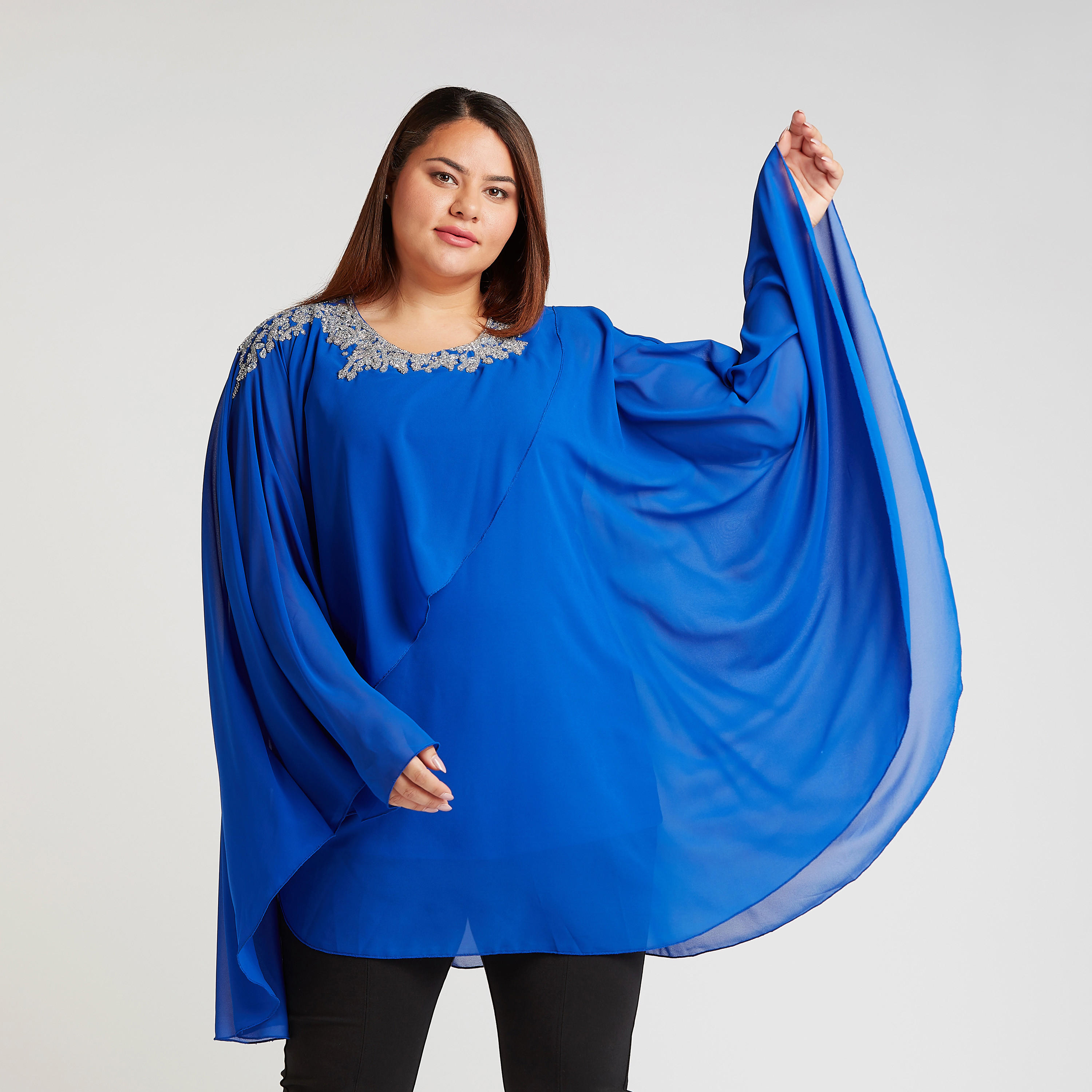 بلوزة مزينة بياقة مستديرة وأكمام واسعة-women-clothing-shirtsandblouses-blouses-image-1