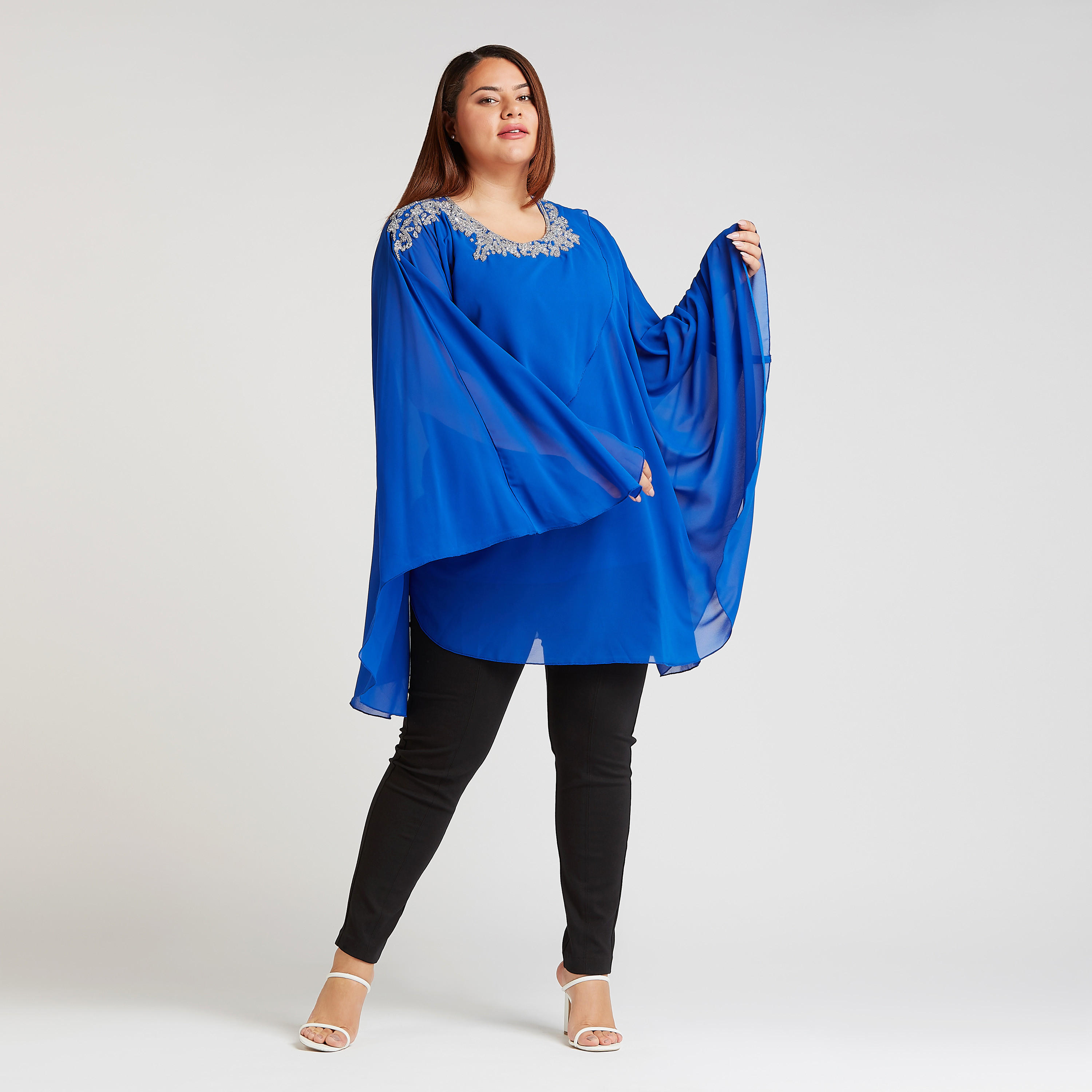 بلوزة مزينة بياقة مستديرة وأكمام واسعة-women-clothing-shirtsandblouses-blouses-image-2