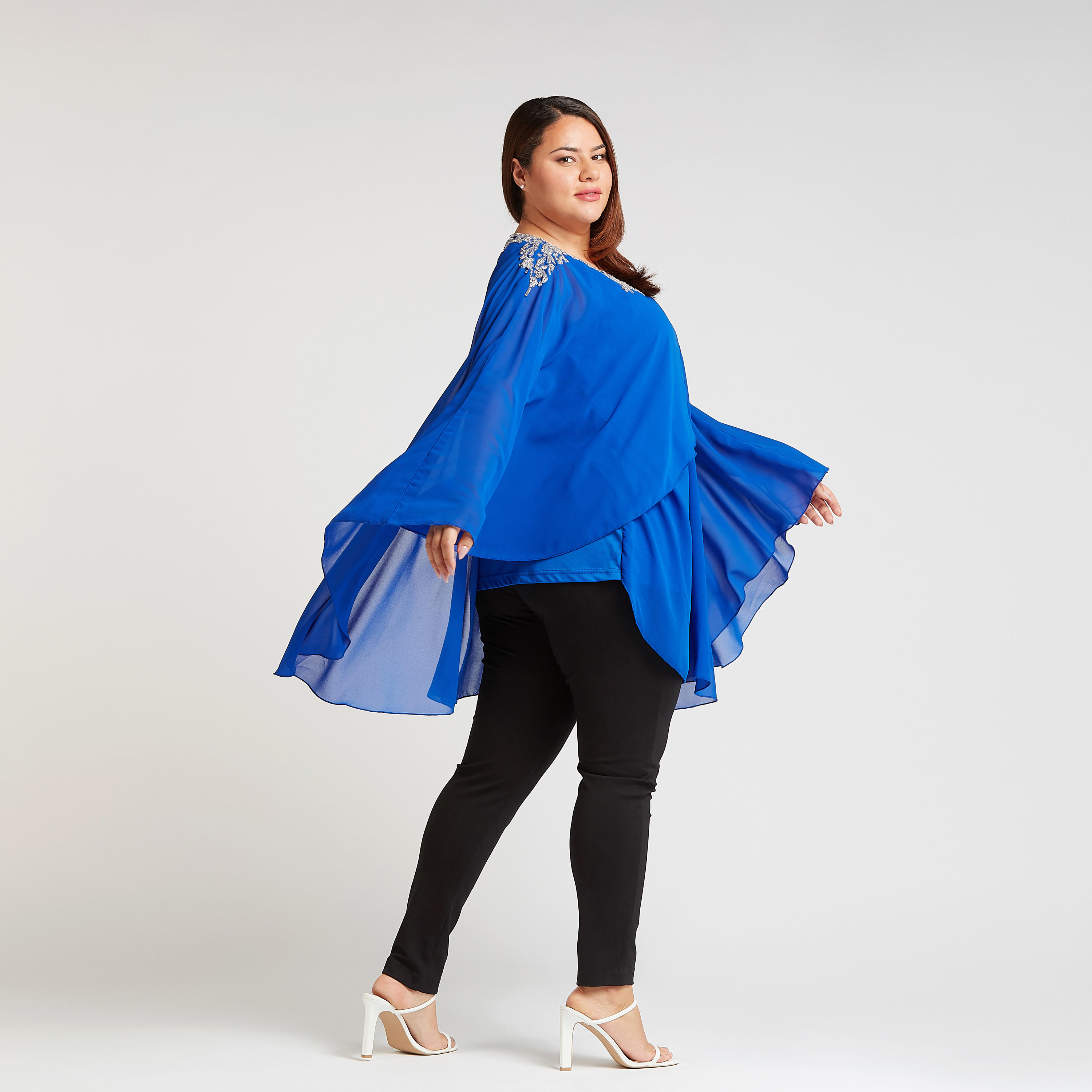 بلوزة مزينة بياقة مستديرة وأكمام واسعة-women-clothing-shirtsandblouses-blouses-image-5