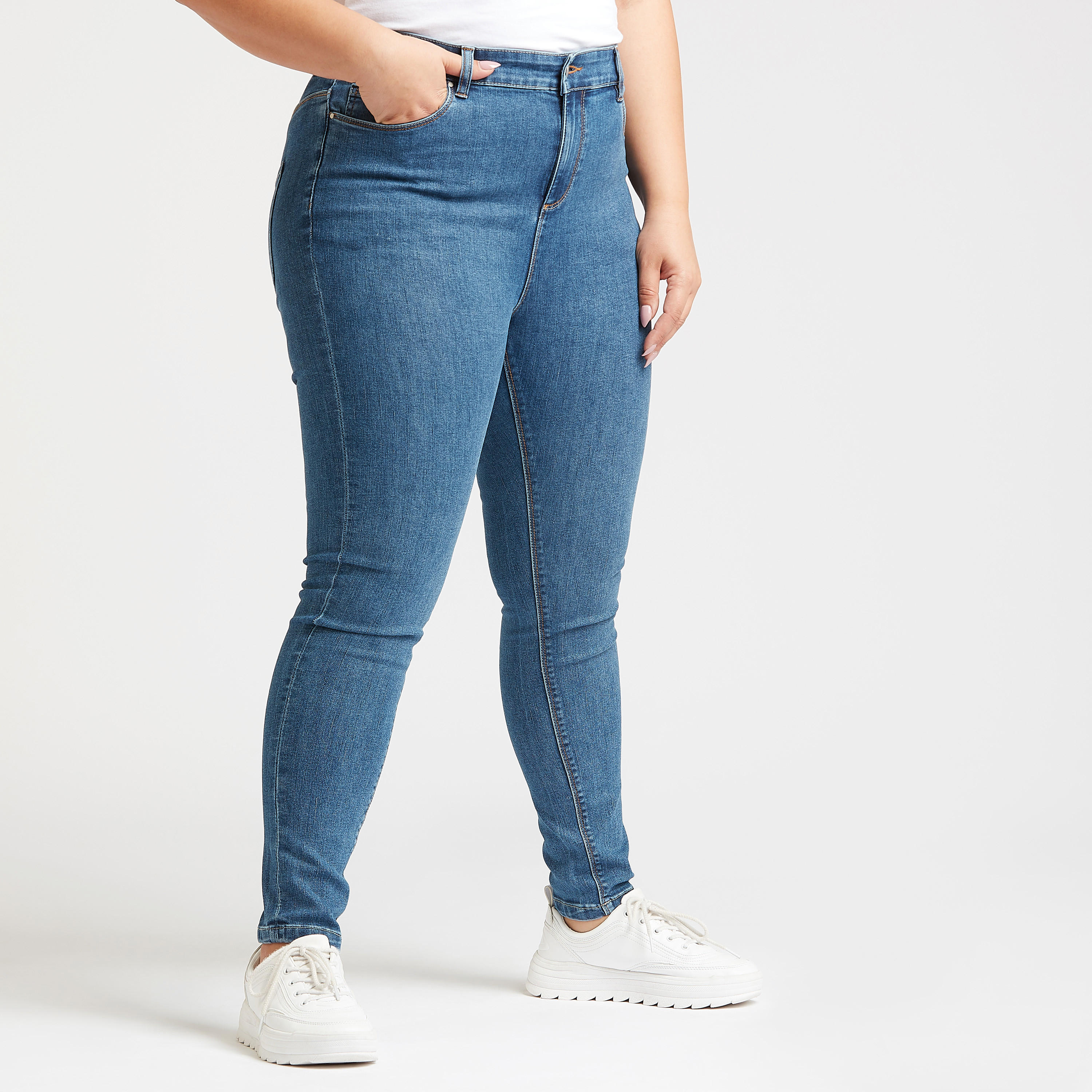 بنطلون جينز سادة سكيني بخصر متوسّط الإرتفاع وجيوب وعراوي حزام-women-clothing-bottoms-jeans-image-1