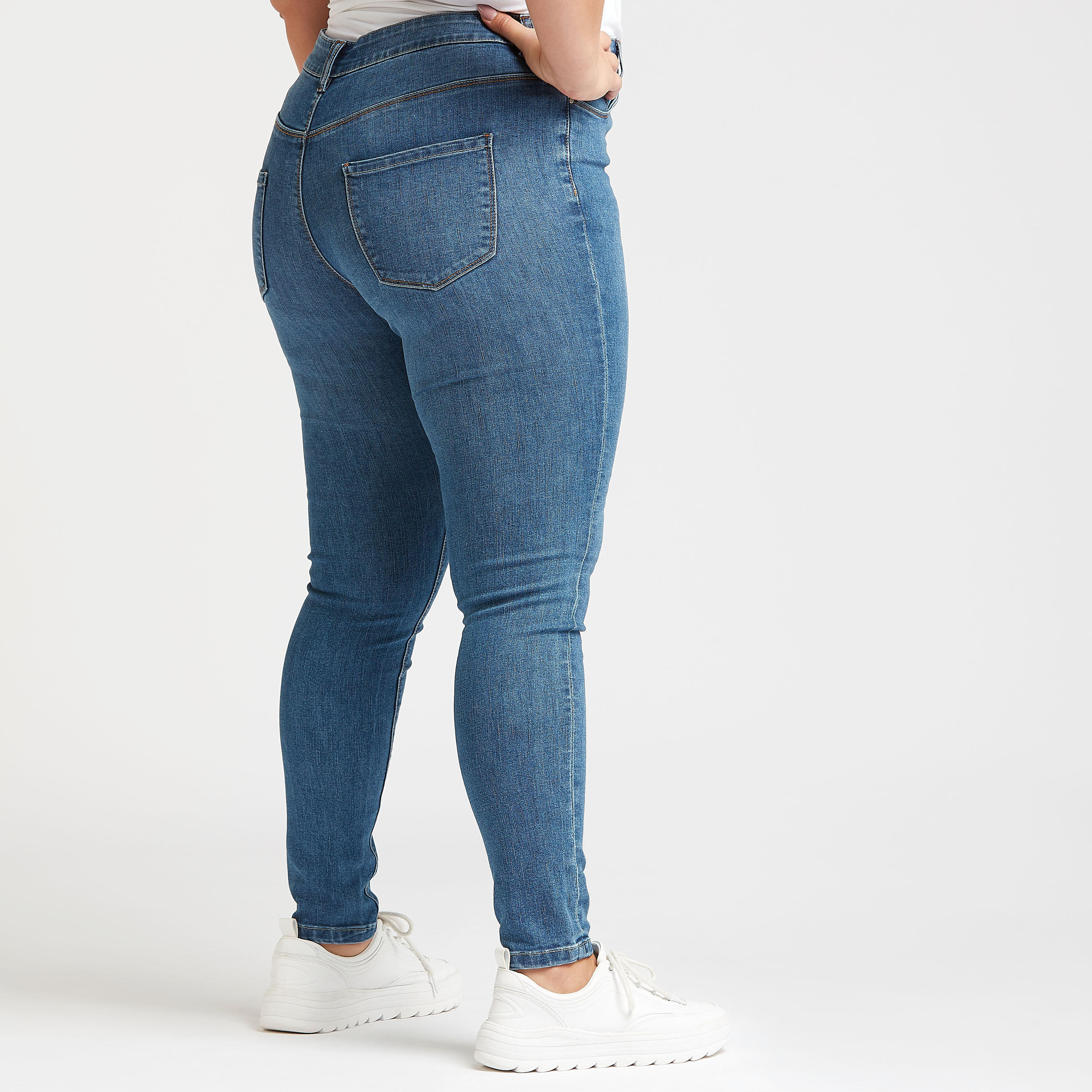 بنطلون جينز سادة سكيني بخصر متوسّط الإرتفاع وجيوب وعراوي حزام-women-clothing-bottoms-jeans-image-4