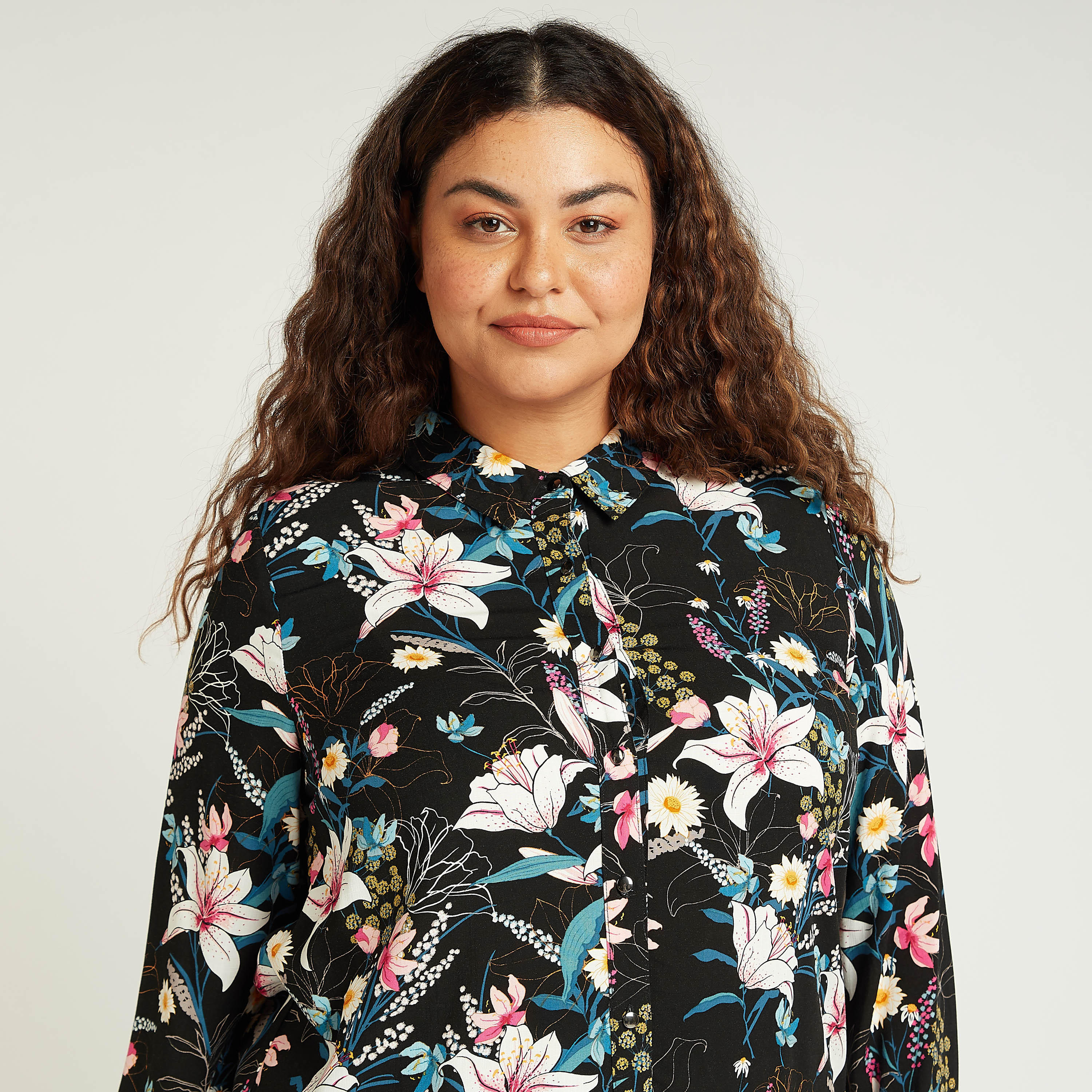 قميص بياقة عاديّة وأكمام طويلة وطبعات زهرية-women-clothing-shirtsandblouses-blouses-image-3