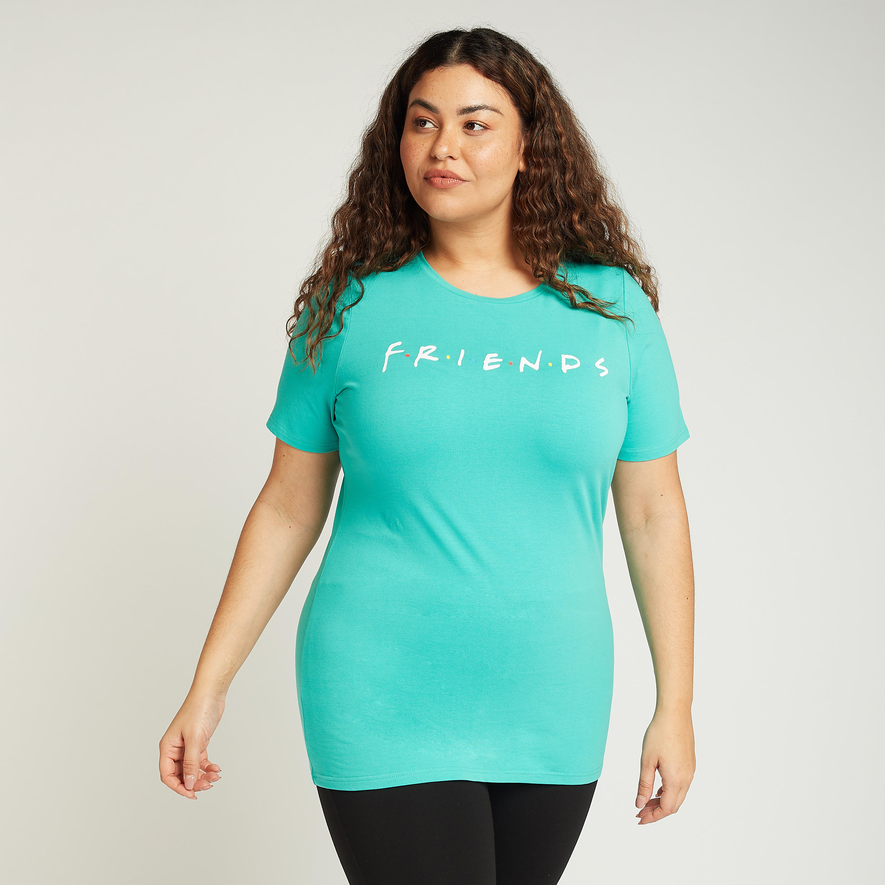 تيشيرت بياقة مستديرة وأكمام قصيرة وطبعات فريندز-women-clothing-tshirts-image-1