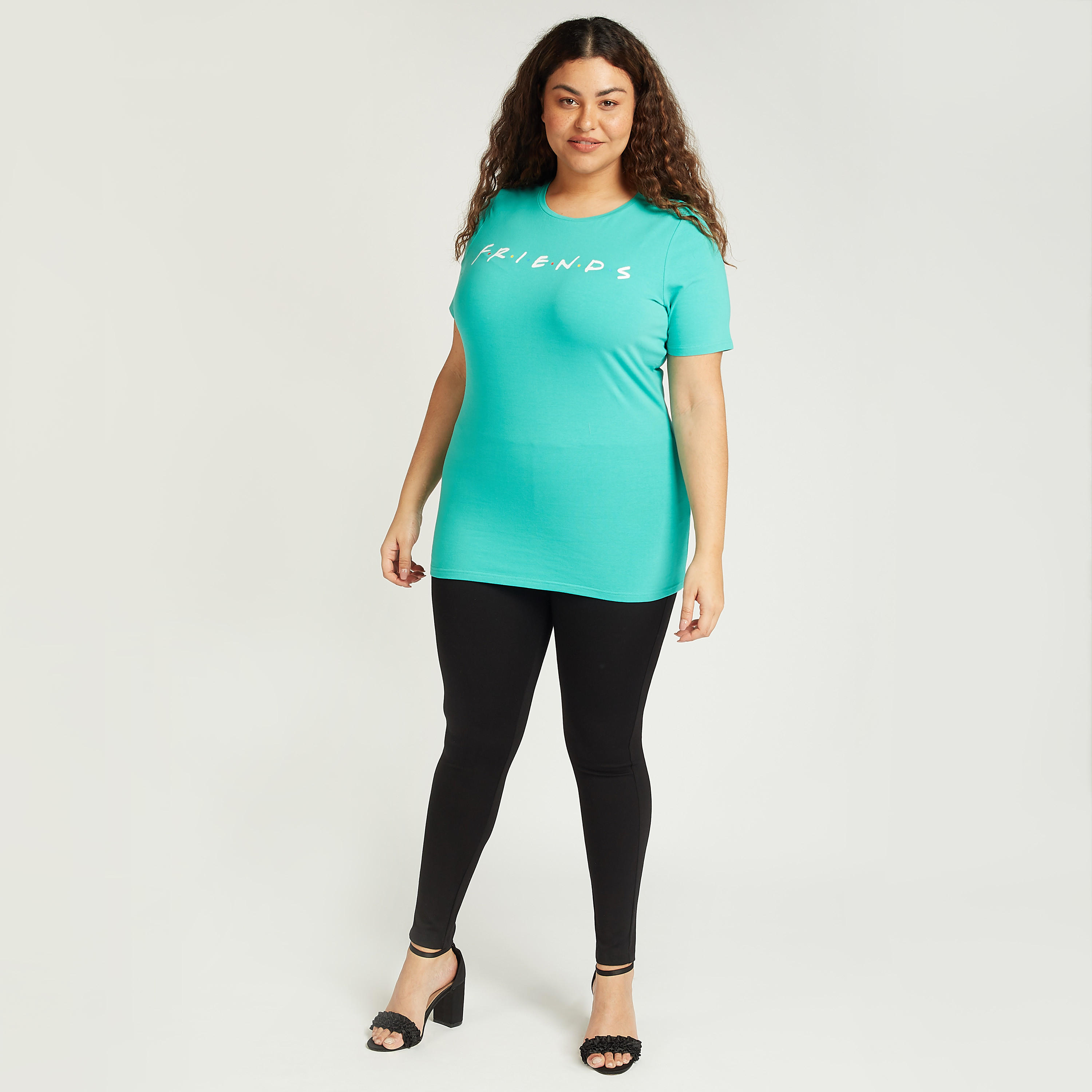 تيشيرت بياقة مستديرة وأكمام قصيرة وطبعات فريندز-women-clothing-tshirts-image-2
