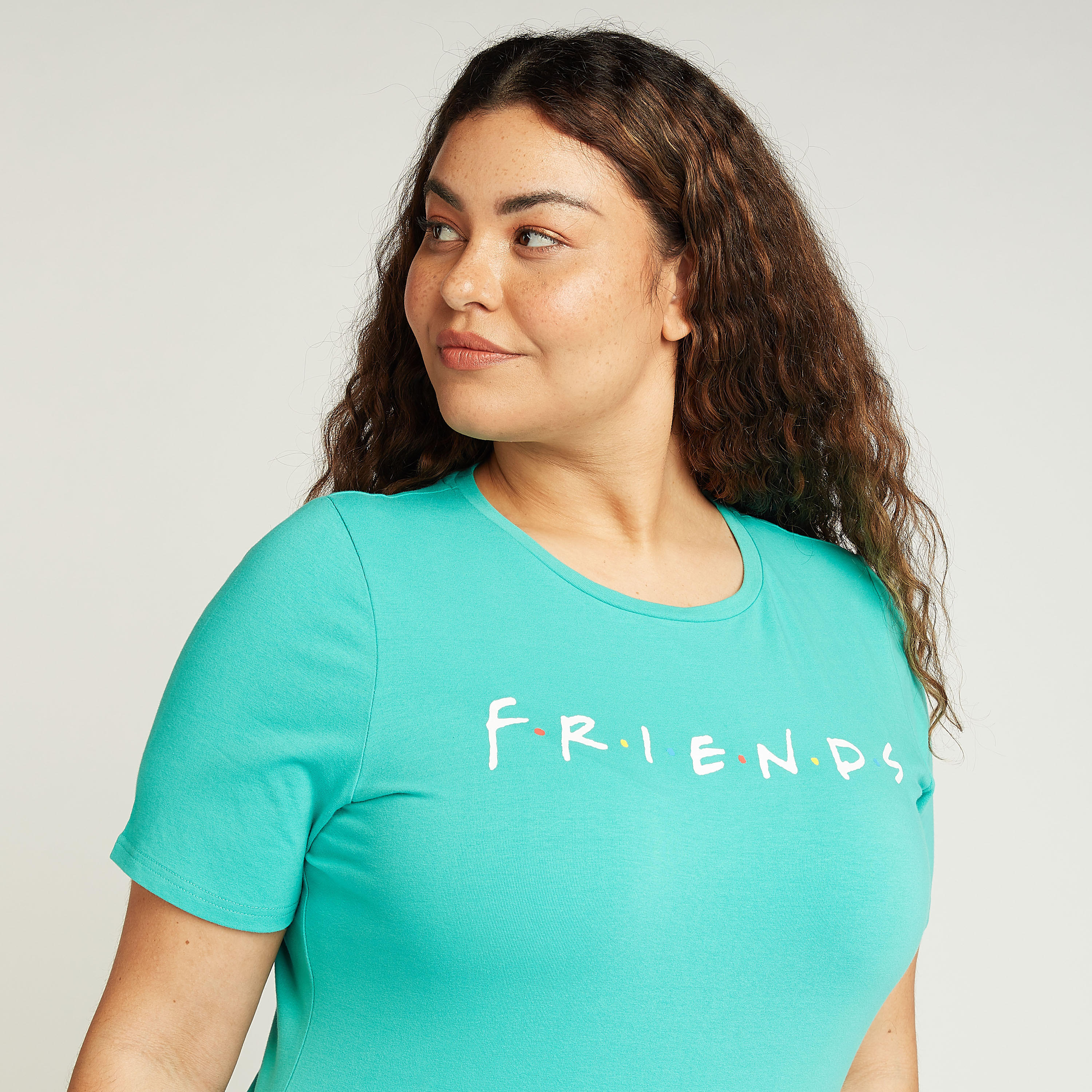 تيشيرت بياقة مستديرة وأكمام قصيرة وطبعات فريندز-women-clothing-tshirts-image-3