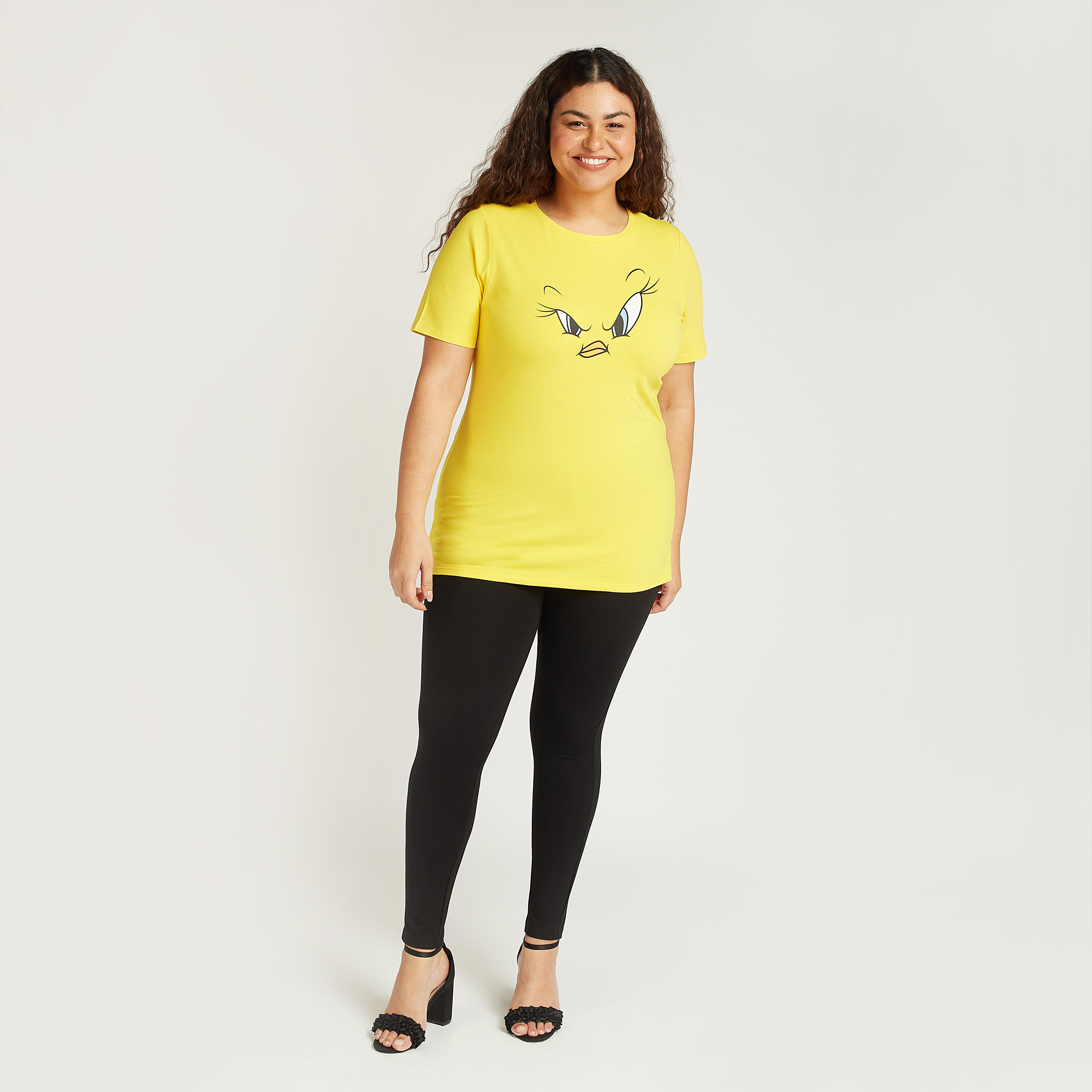 تيشيرت بياقة ضيّقة وأكمام قصيرة وطبعات تويتي-women-clothing-tshirts-image-2