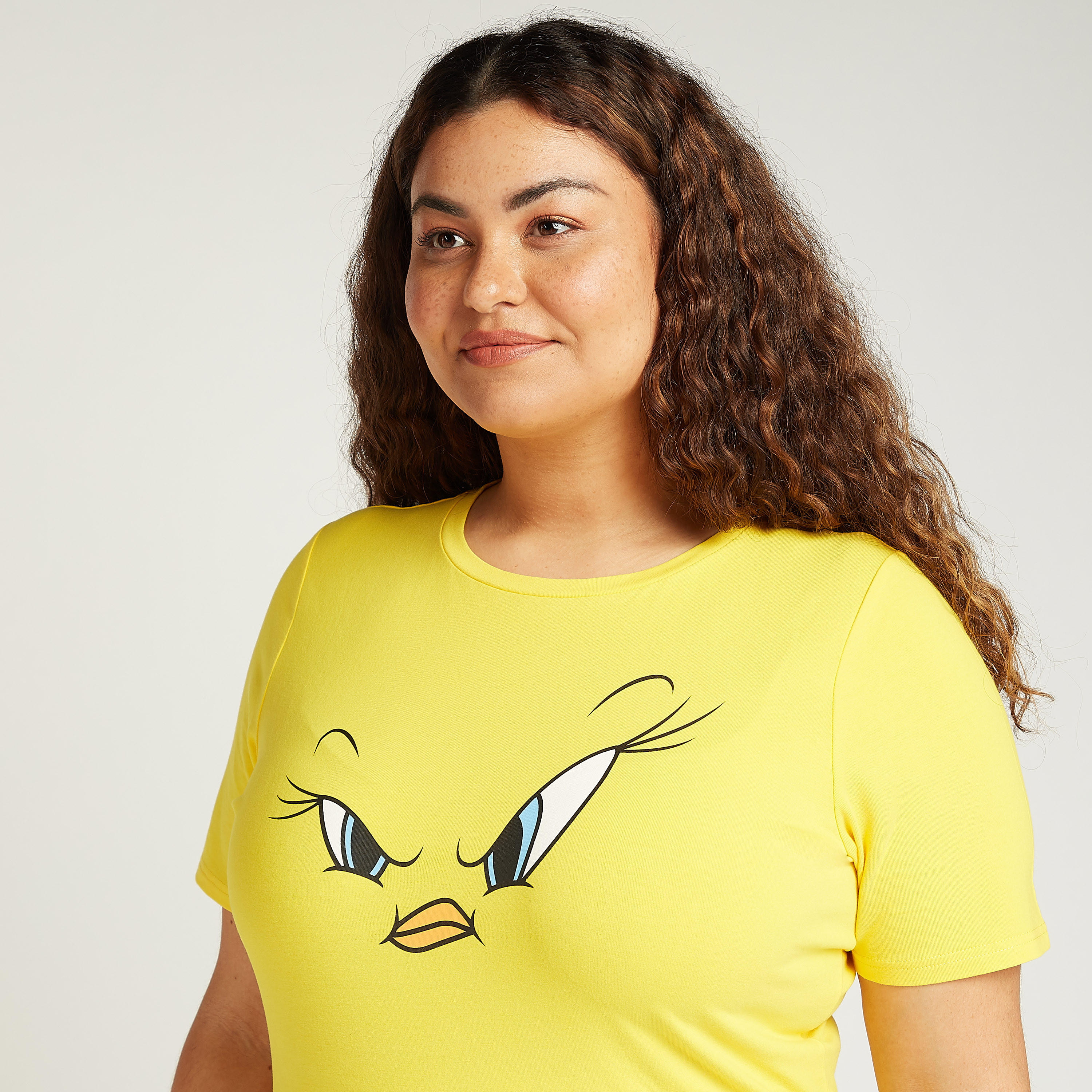 تيشيرت بياقة ضيّقة وأكمام قصيرة وطبعات تويتي-women-clothing-tshirts-image-3