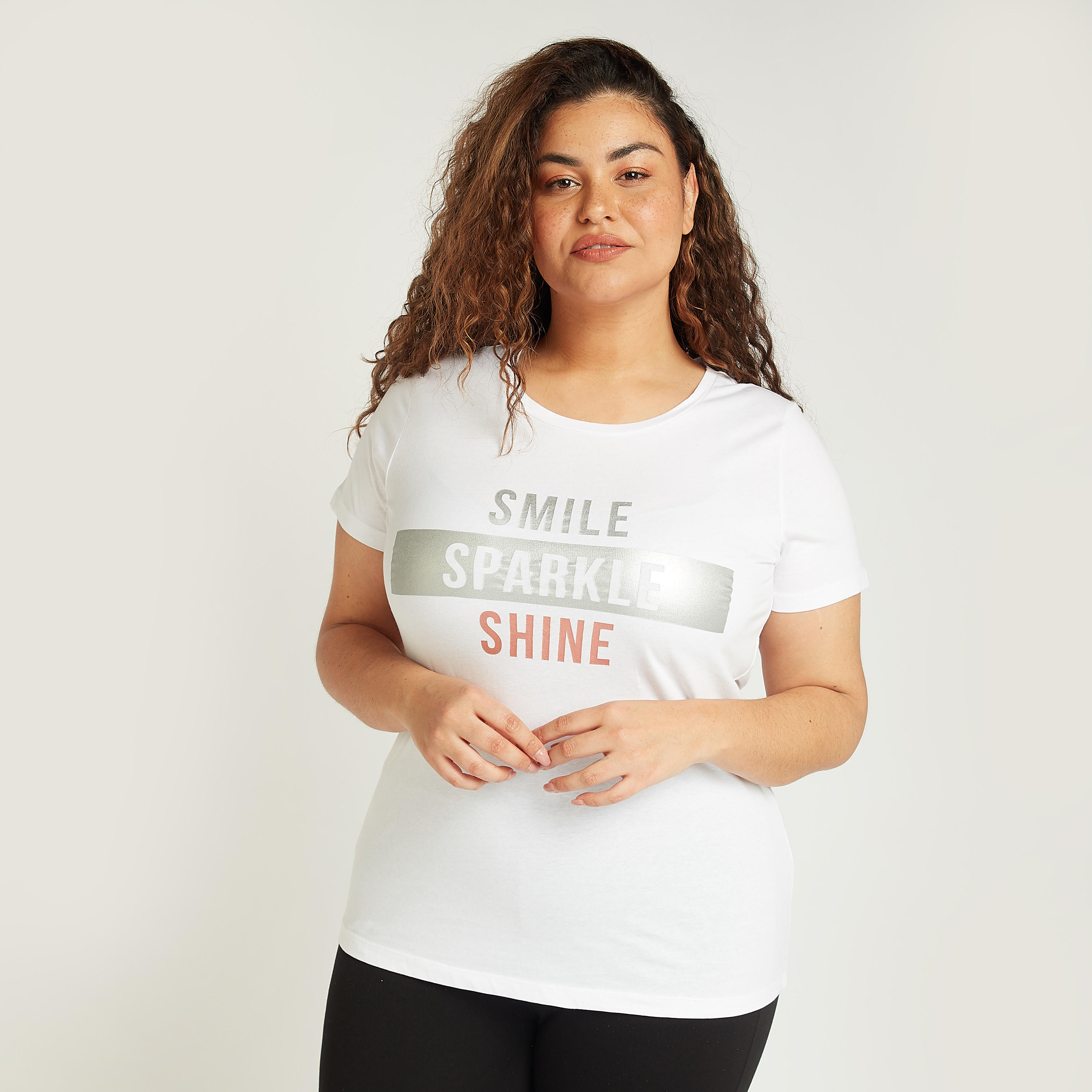 تيشيرت بياقة مستديرة وأكمام قصيرة وطبعات تايبوغرافيك-women-clothing-tshirts-image-1