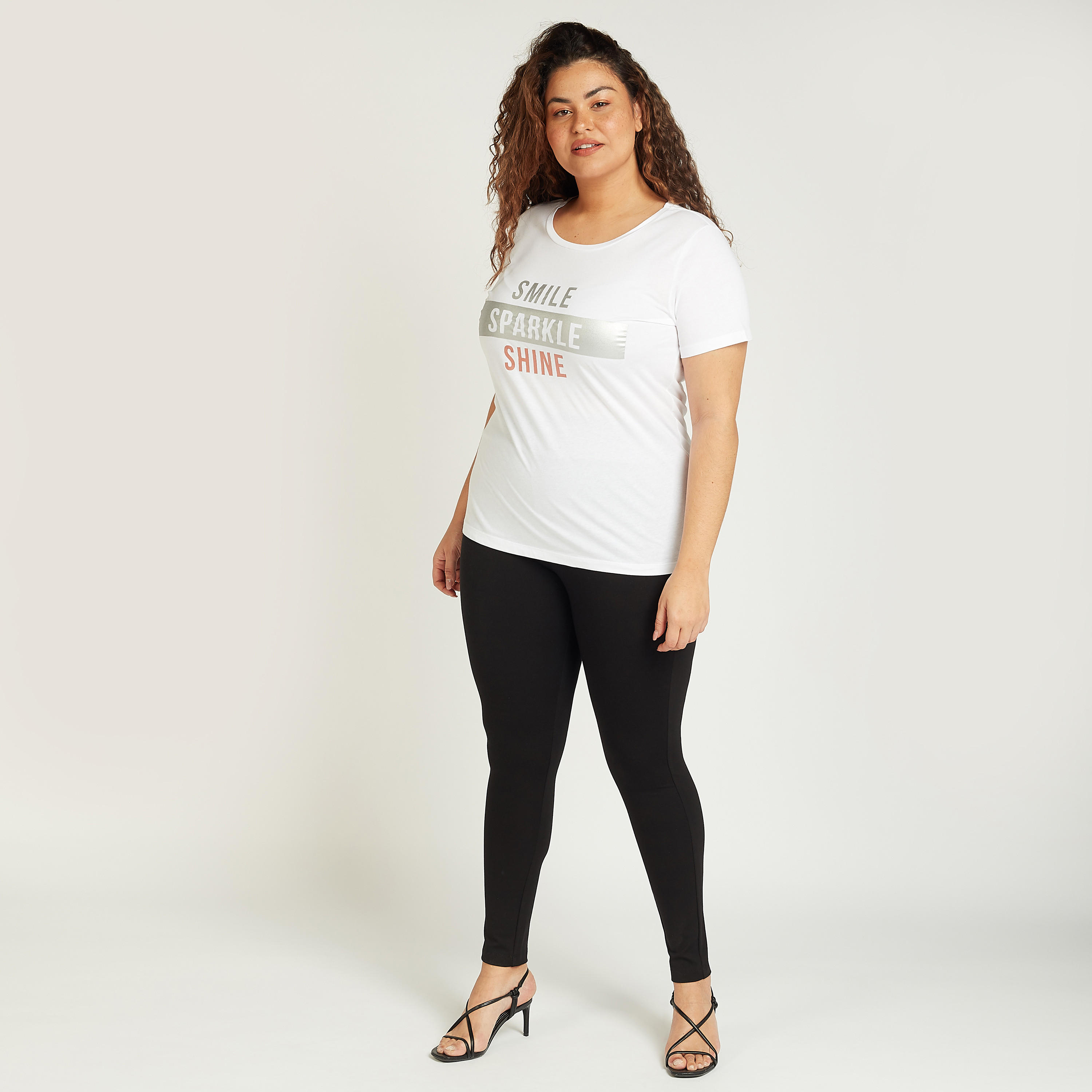 تيشيرت بياقة مستديرة وأكمام قصيرة وطبعات تايبوغرافيك-women-clothing-tshirts-image-2