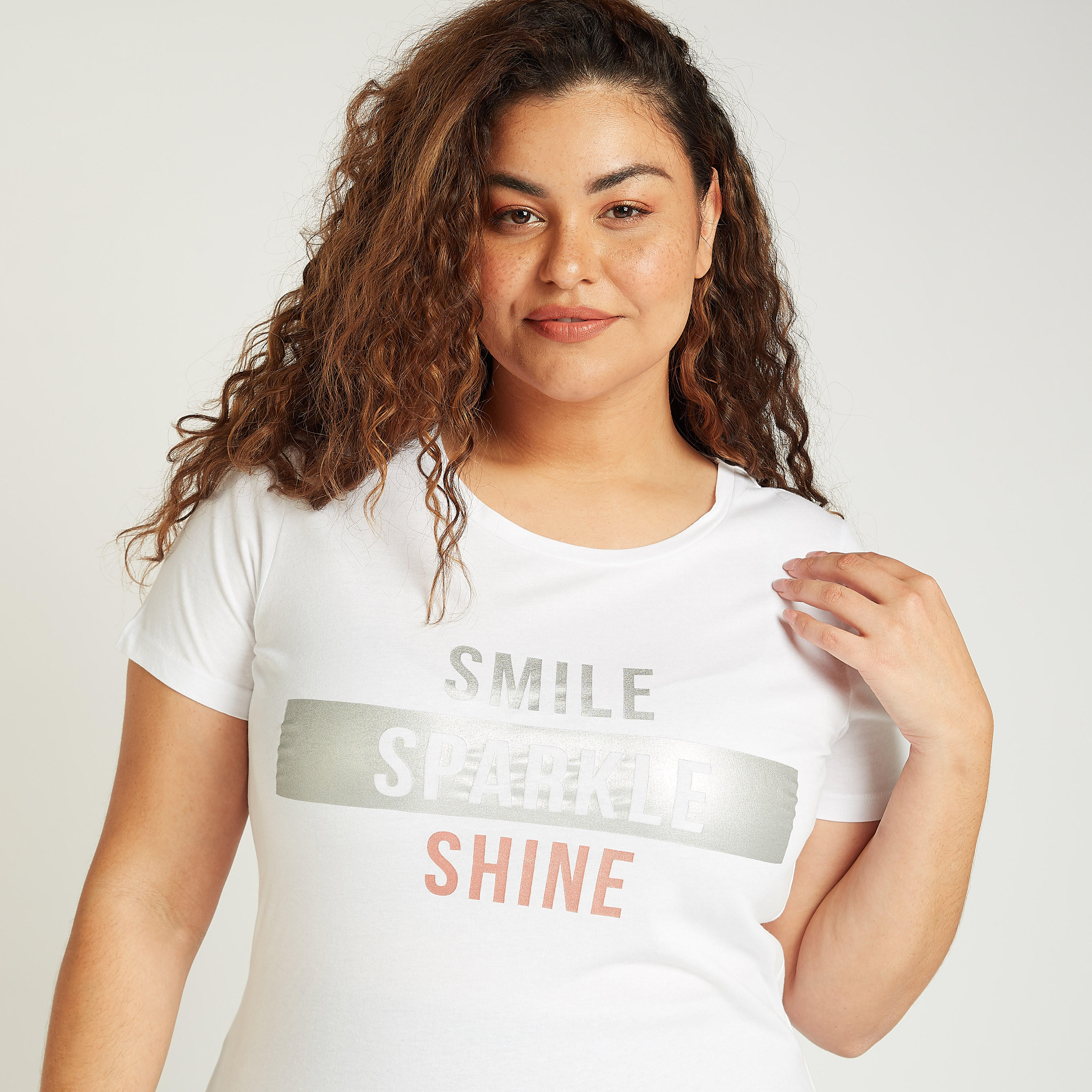 تيشيرت بياقة مستديرة وأكمام قصيرة وطبعات تايبوغرافيك-women-clothing-tshirts-image-3