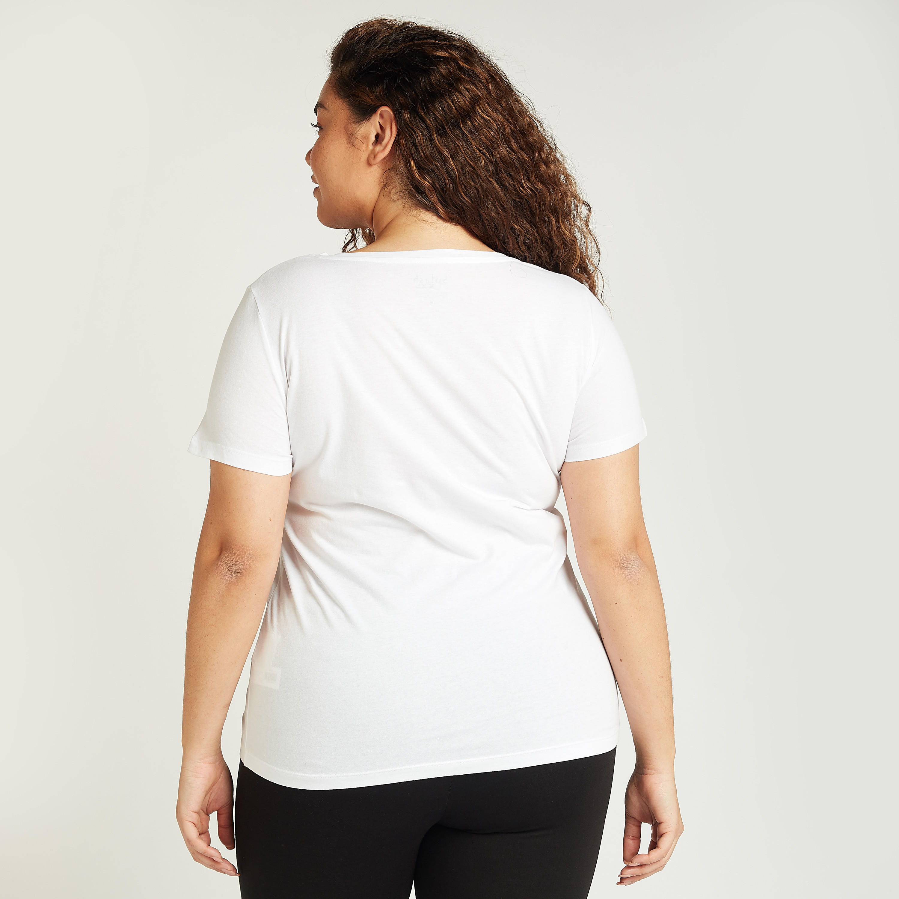 تيشيرت بياقة مستديرة وأكمام قصيرة وطبعات تايبوغرافيك-women-clothing-tshirts-image-4