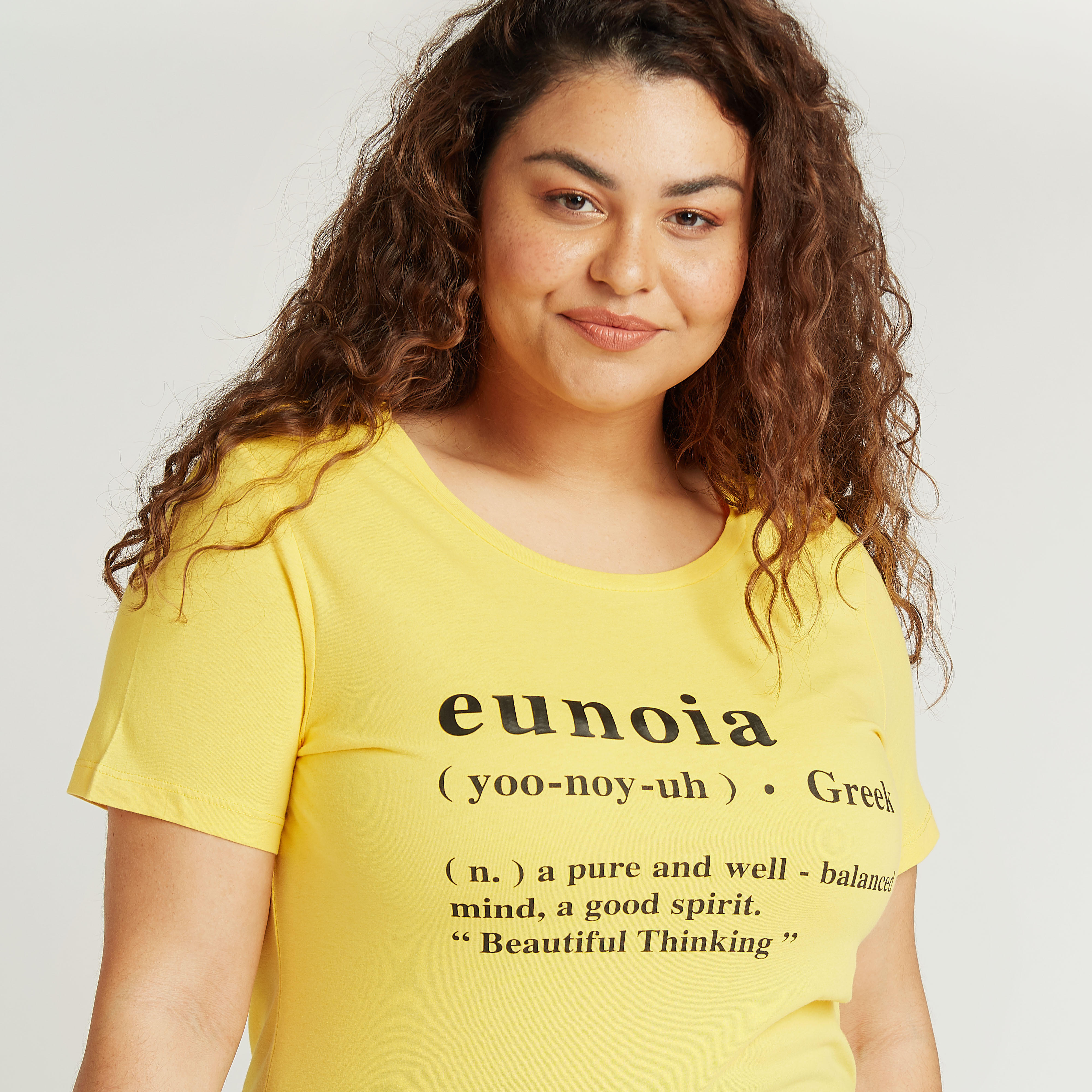 تيشيرت بياقة مستديرة وأكمام قصيرة وطبعات تايبوغرافيك-women-clothing-tshirts-image-3