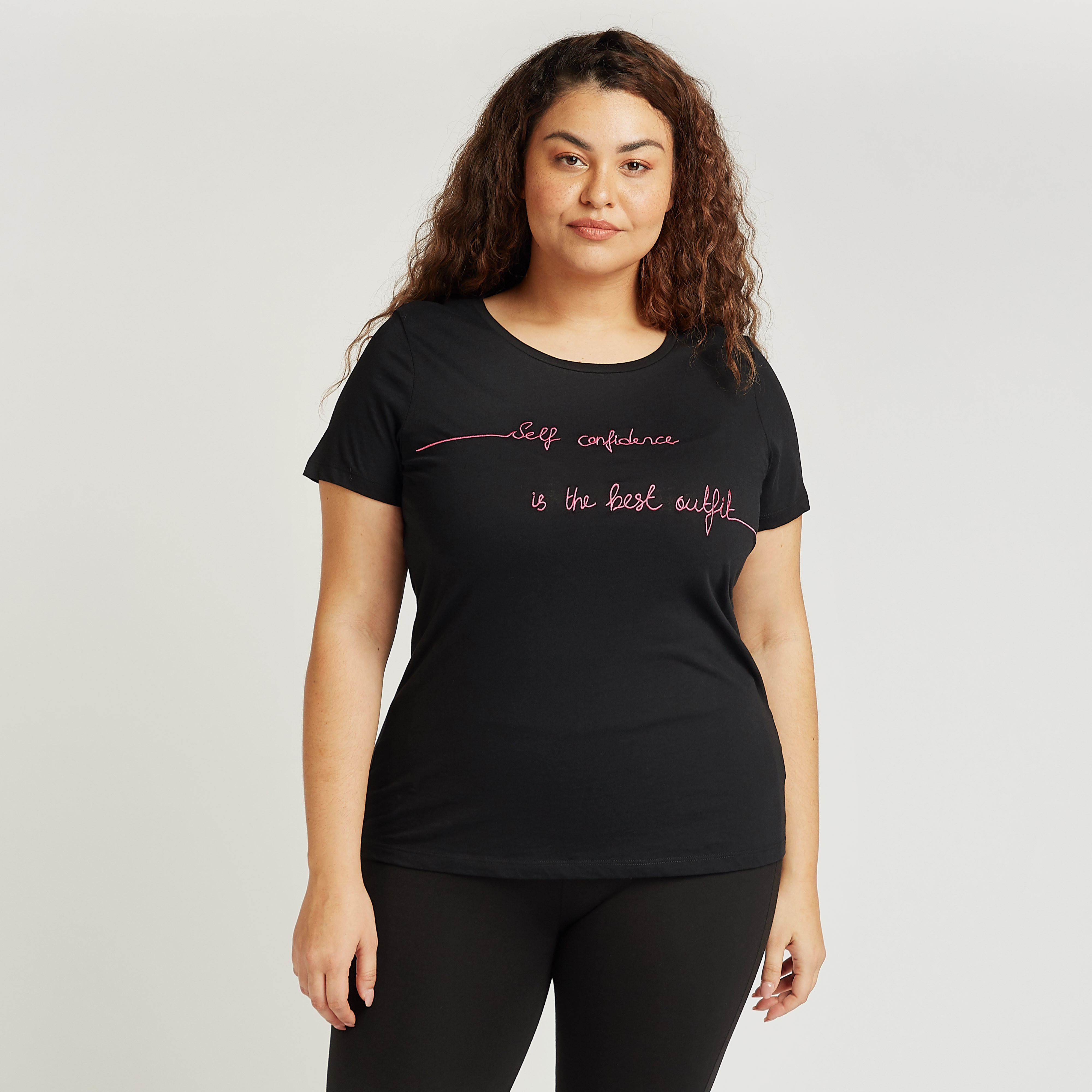 تيشيرت بياقة مستديرة وأكمام قصيرة وطبعات تايبوغرافيك-women-clothing-tshirts-image-1