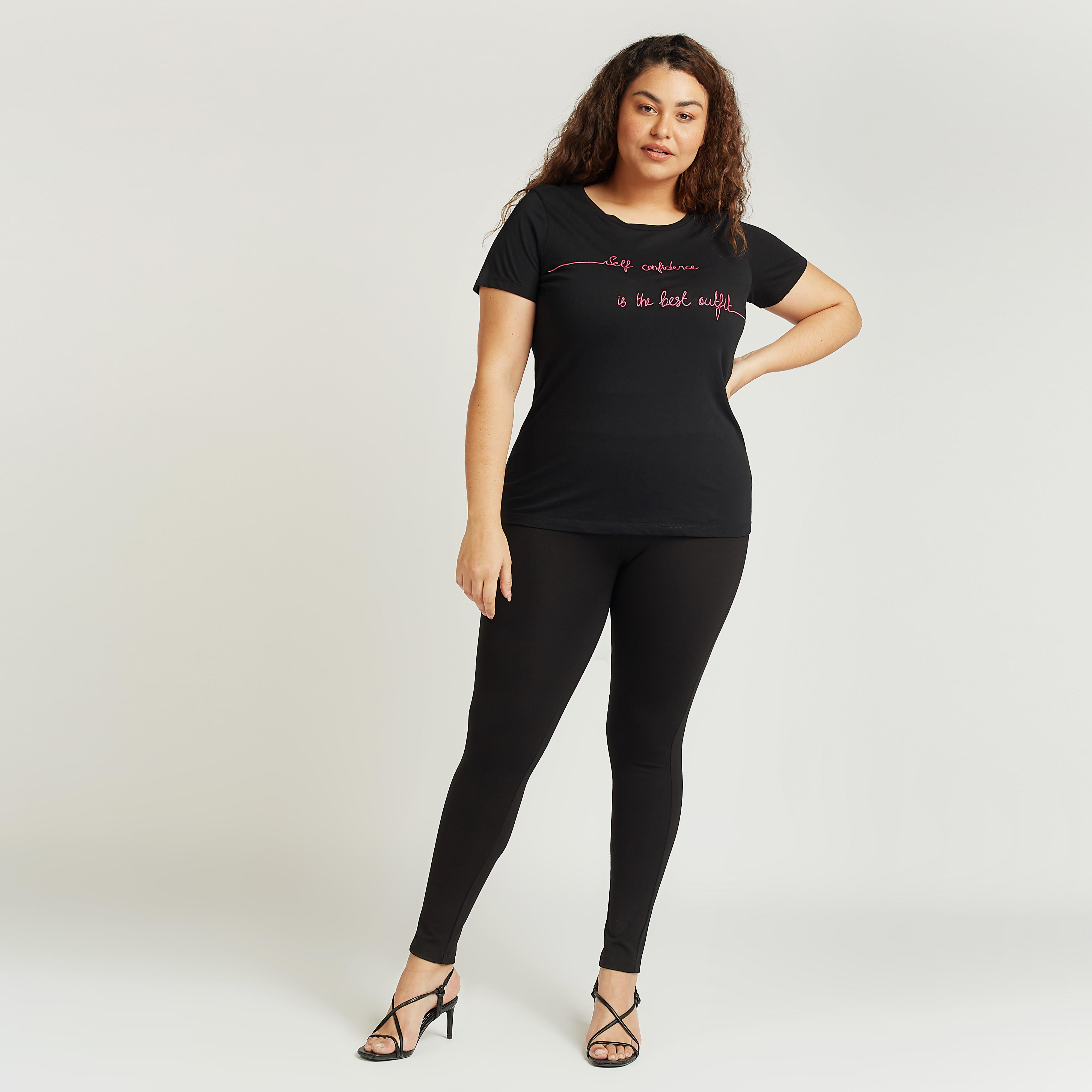 تيشيرت بياقة مستديرة وأكمام قصيرة وطبعات تايبوغرافيك-women-clothing-tshirts-image-2