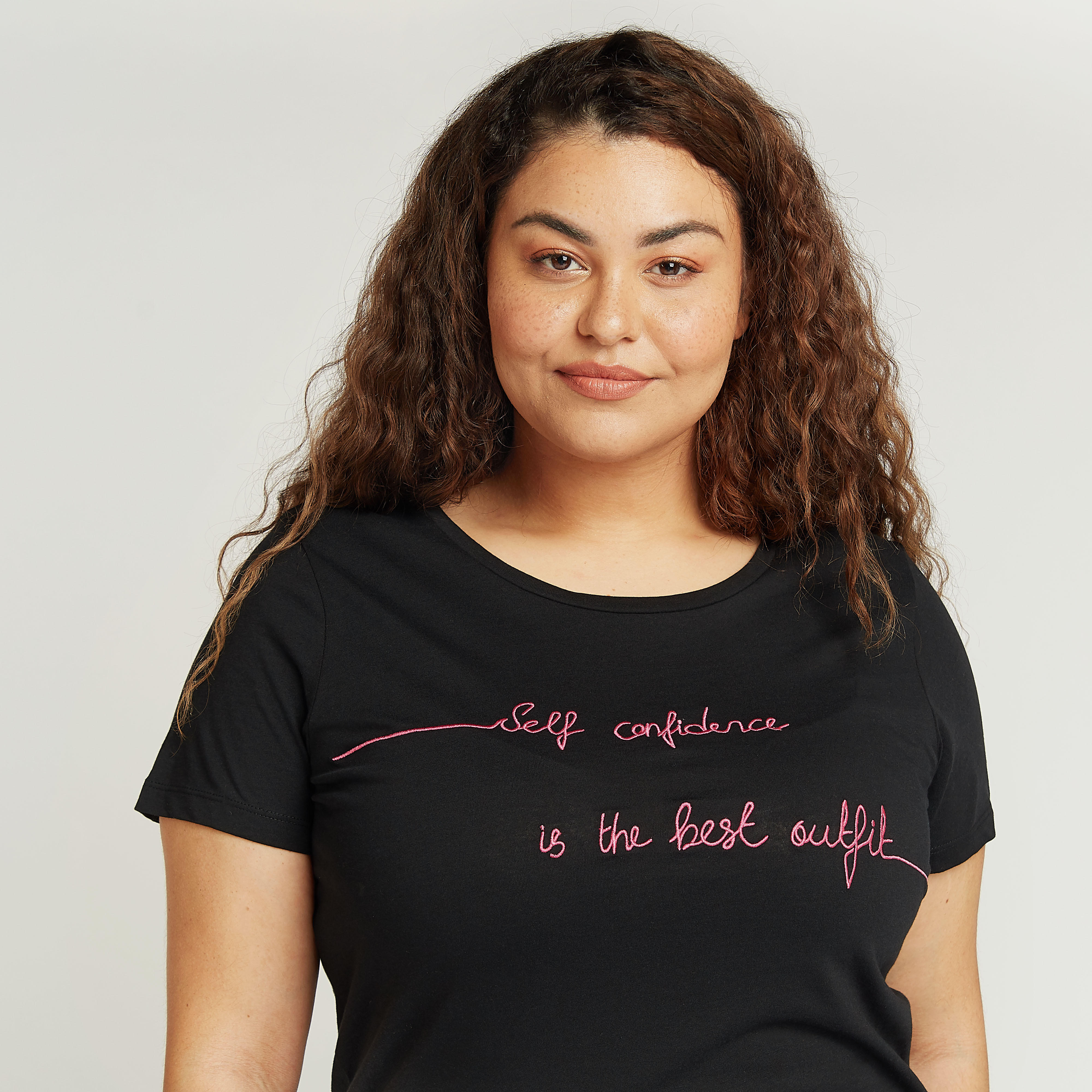 تيشيرت بياقة مستديرة وأكمام قصيرة وطبعات تايبوغرافيك-women-clothing-tshirts-image-3