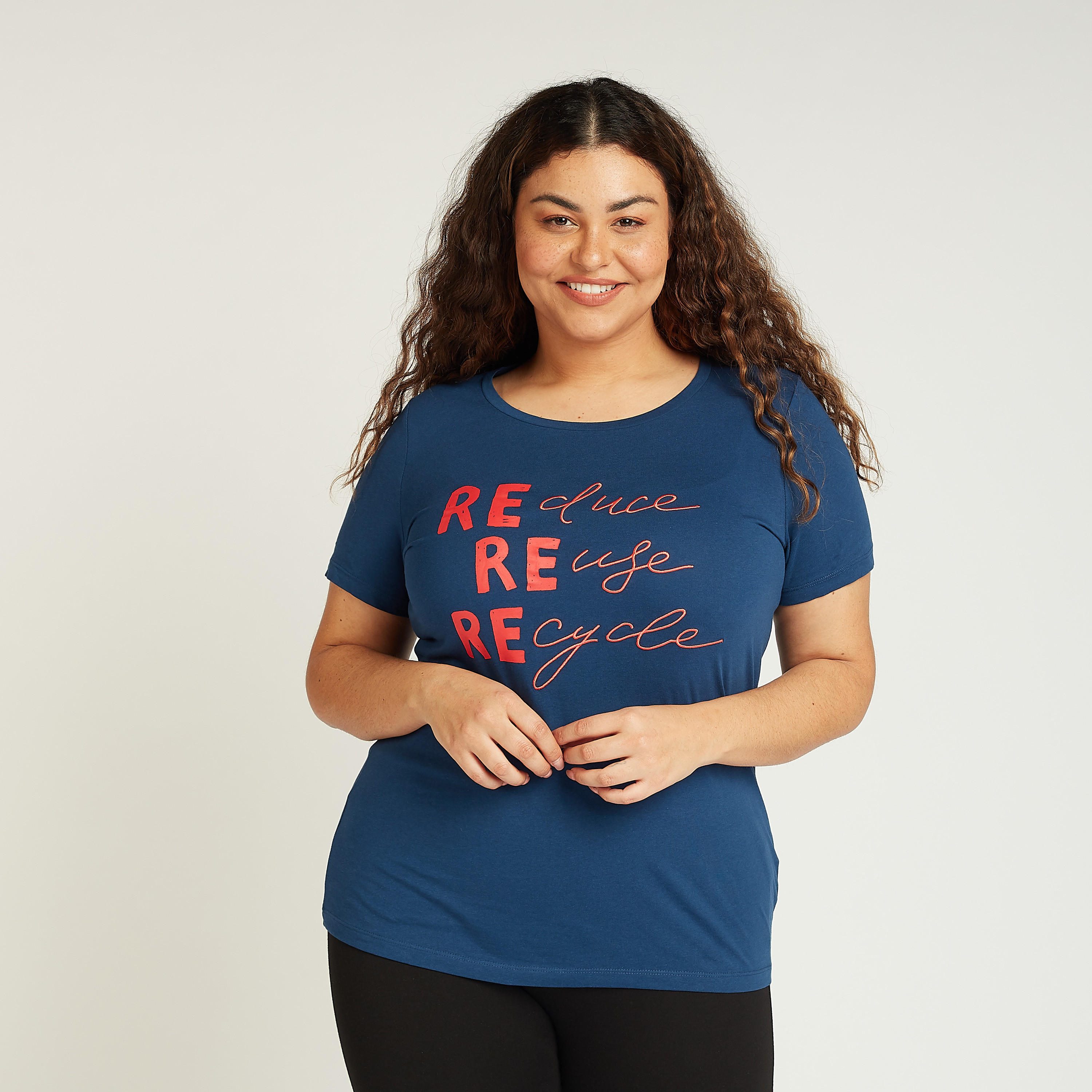 تيشيرت بياقة مستديرة وأكمام قصيرة وطبعات تايبوغرافية-women-clothing-tshirts-image-4