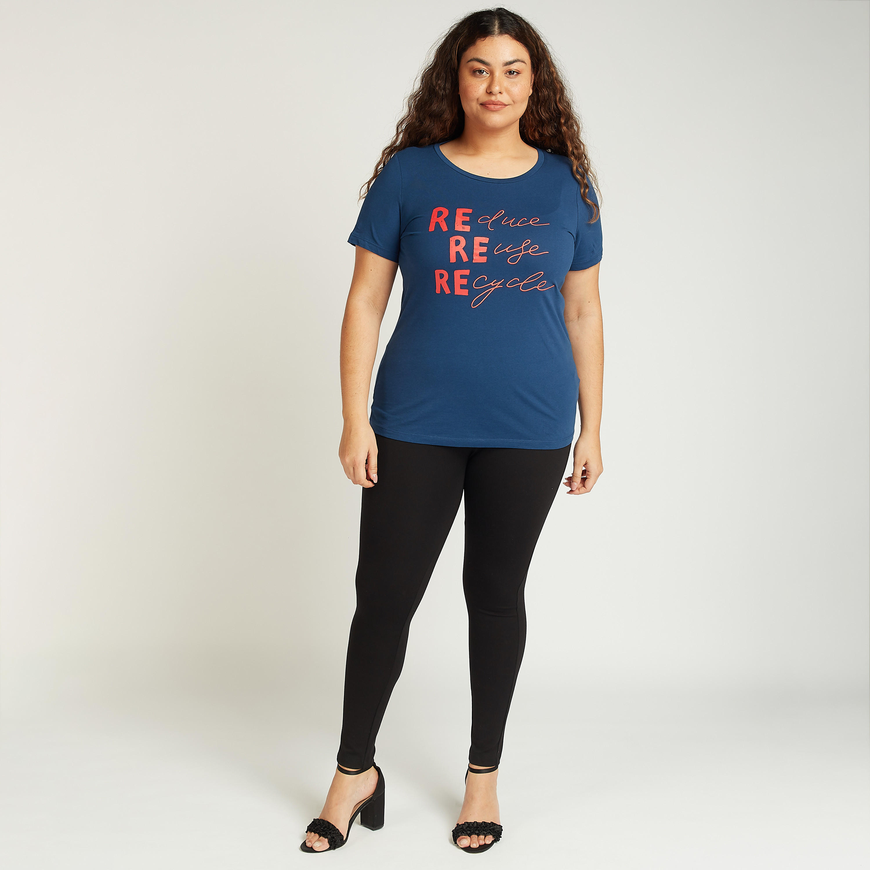 تيشيرت بياقة مستديرة وأكمام قصيرة وطبعات تايبوغرافية-women-clothing-tshirts-image-3