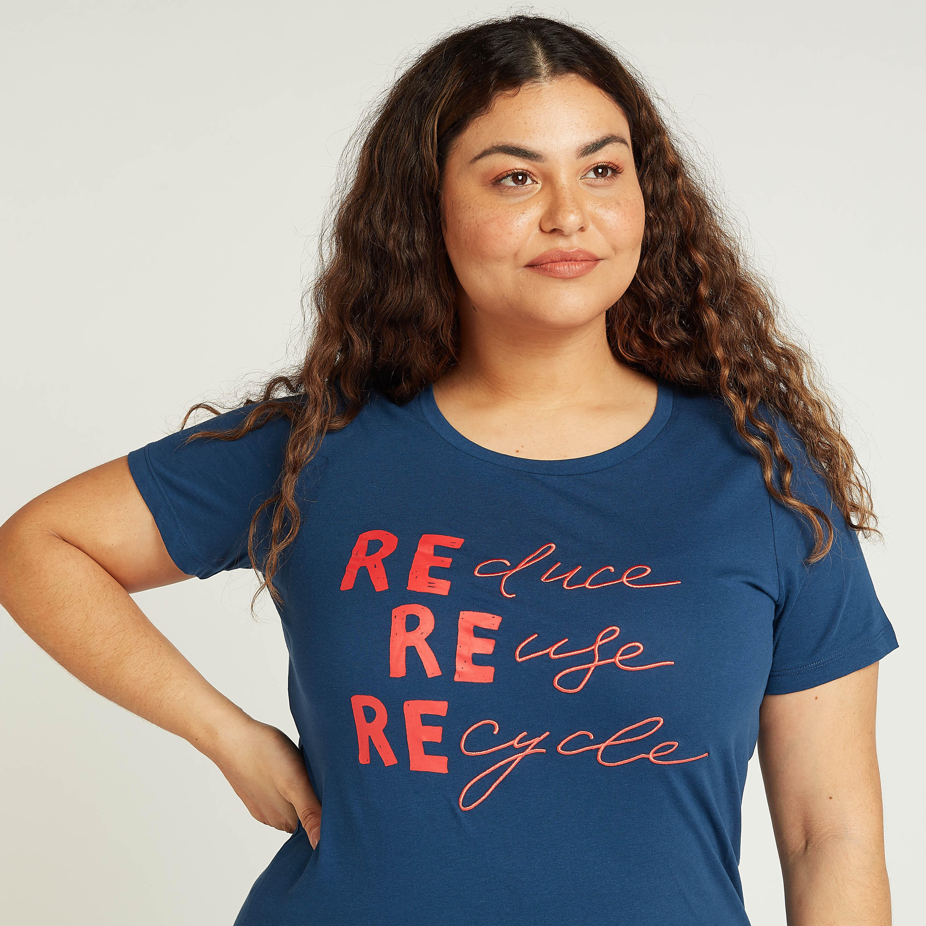 تيشيرت بياقة مستديرة وأكمام قصيرة وطبعات تايبوغرافية-women-clothing-tshirts-image-2