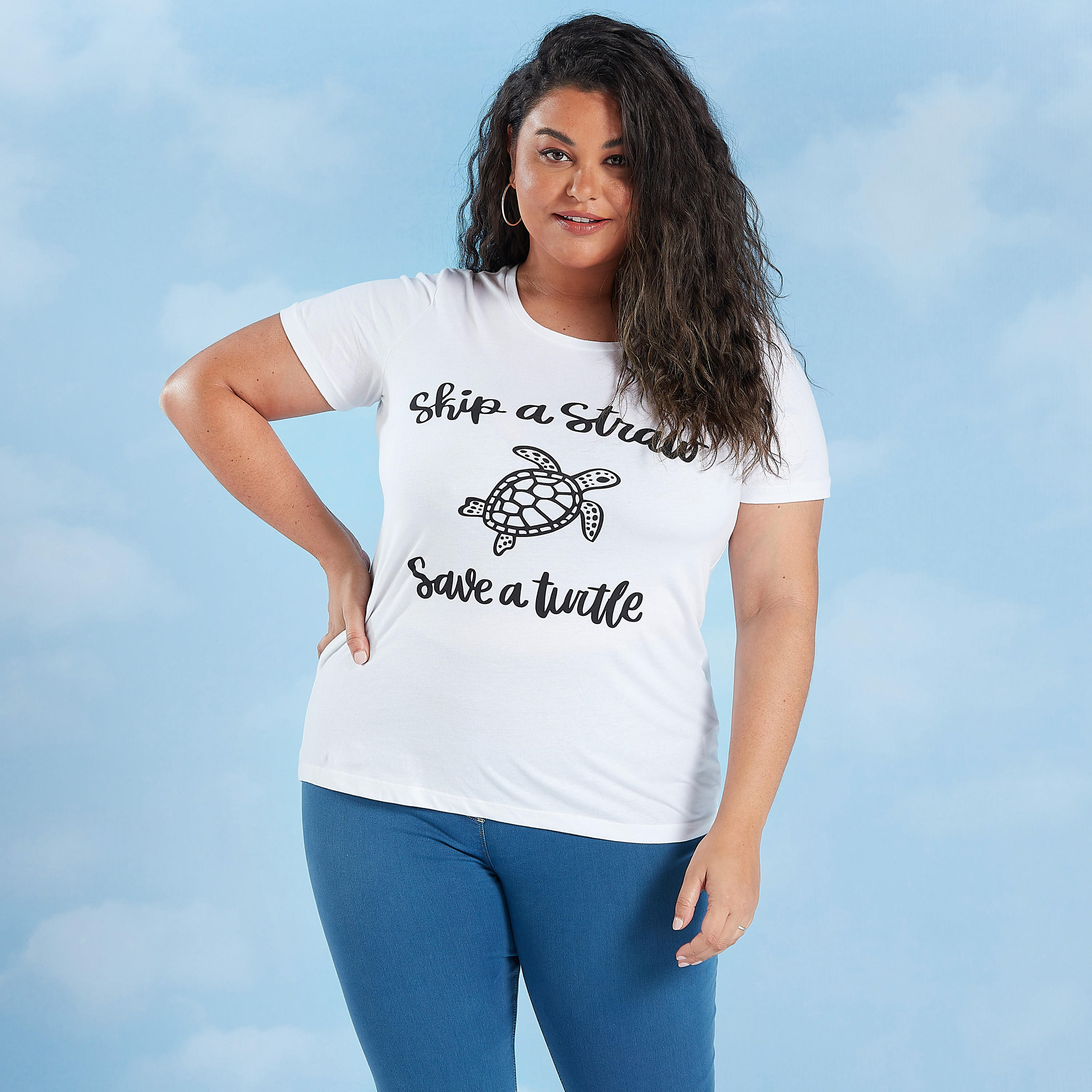 تيشيرت بياقة ضيّقة وأكمام قصيرة وطبعات تايبوجرافيك-women-clothing-tshirts-image-4