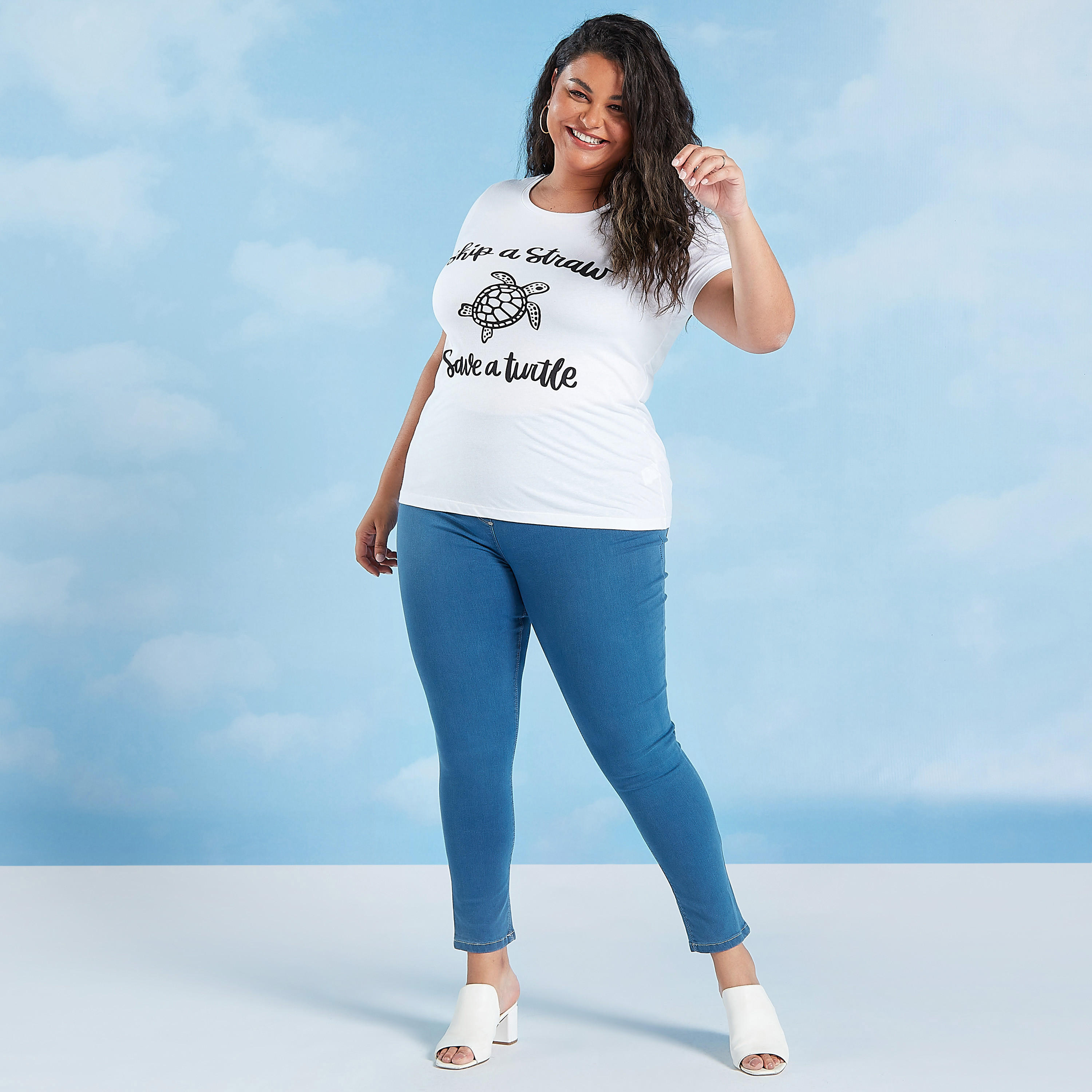 تيشيرت بياقة ضيّقة وأكمام قصيرة وطبعات تايبوجرافيك-women-clothing-tshirts-image-2