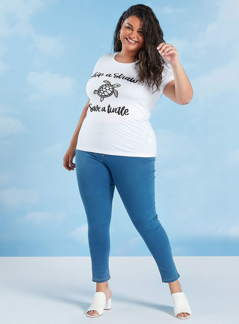 تيشيرت بياقة ضيّقة وأكمام قصيرة وطبعات تايبوجرافيك-women-clothing-tshirts-image-2