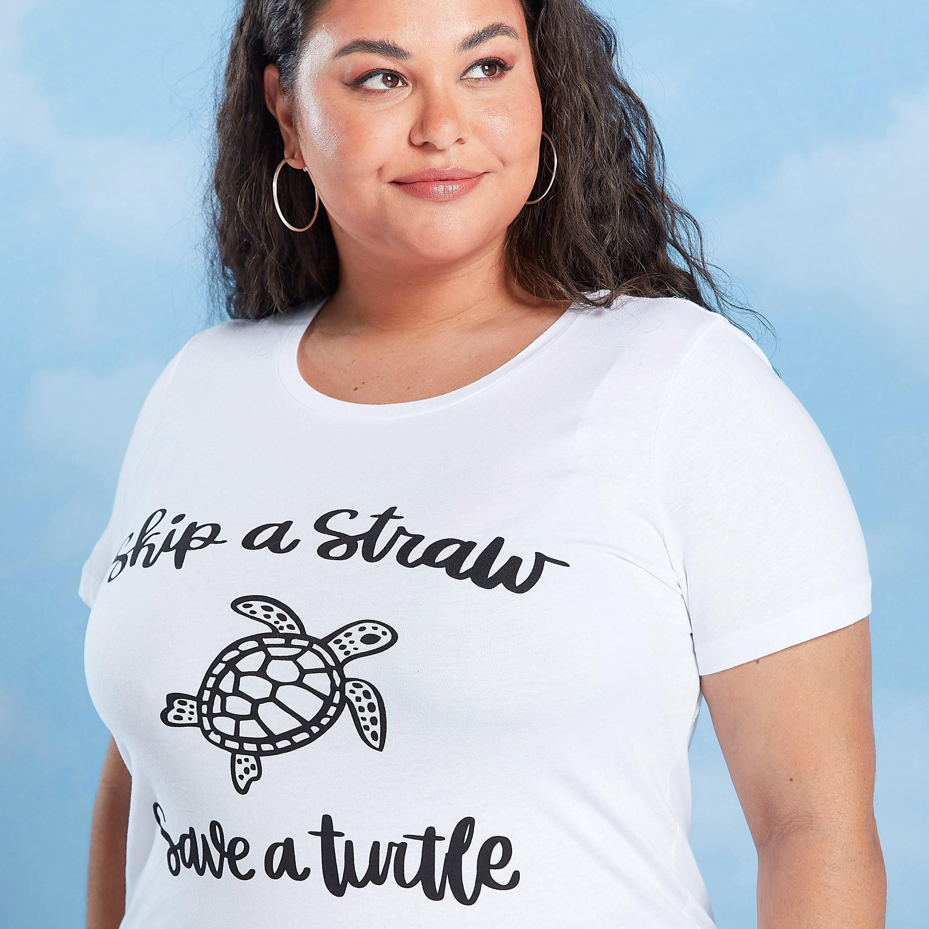 تيشيرت بياقة ضيّقة وأكمام قصيرة وطبعات تايبوجرافيك-women-clothing-tshirts-image-3