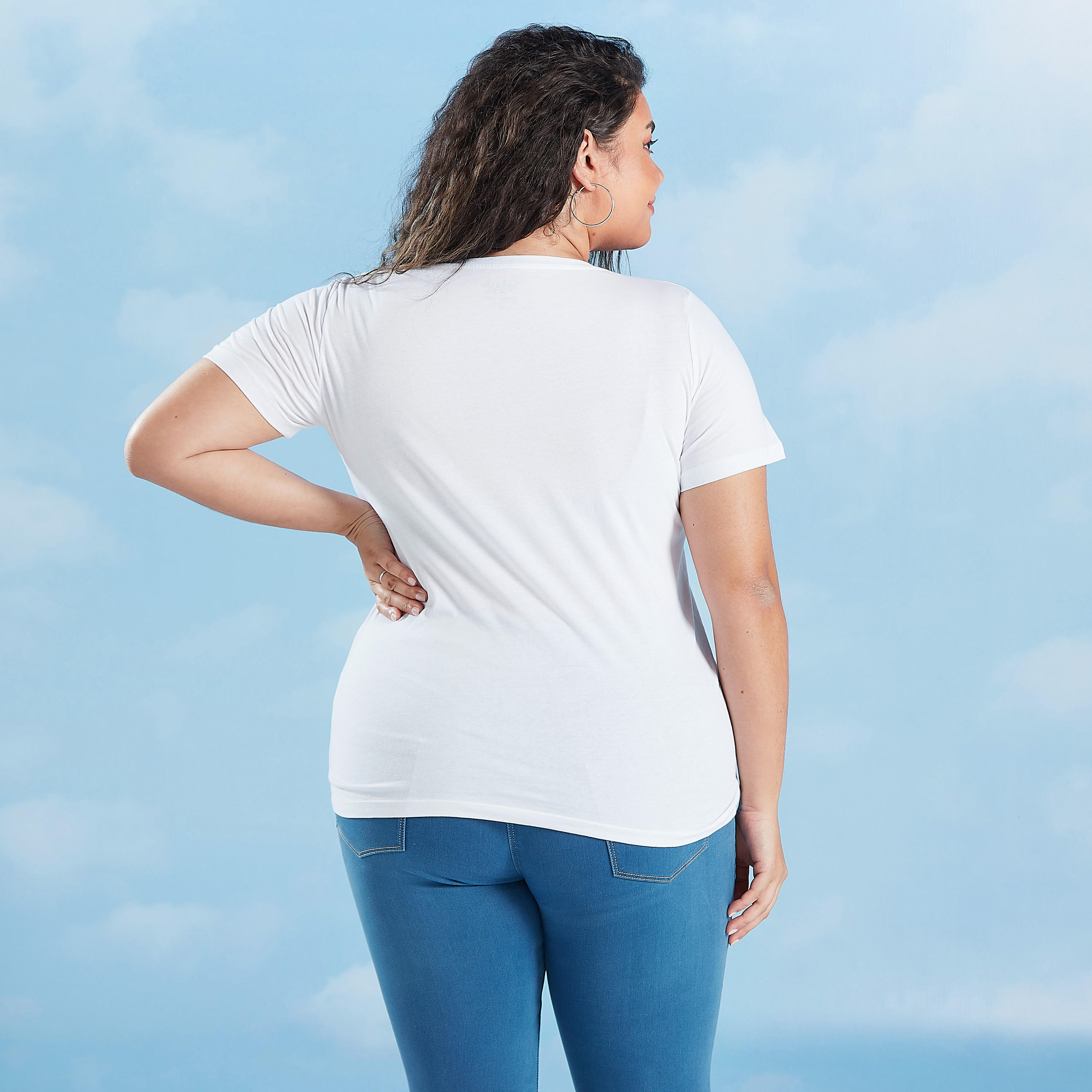 تيشيرت بياقة ضيّقة وأكمام قصيرة وطبعات تايبوجرافيك-women-clothing-tshirts-image-1