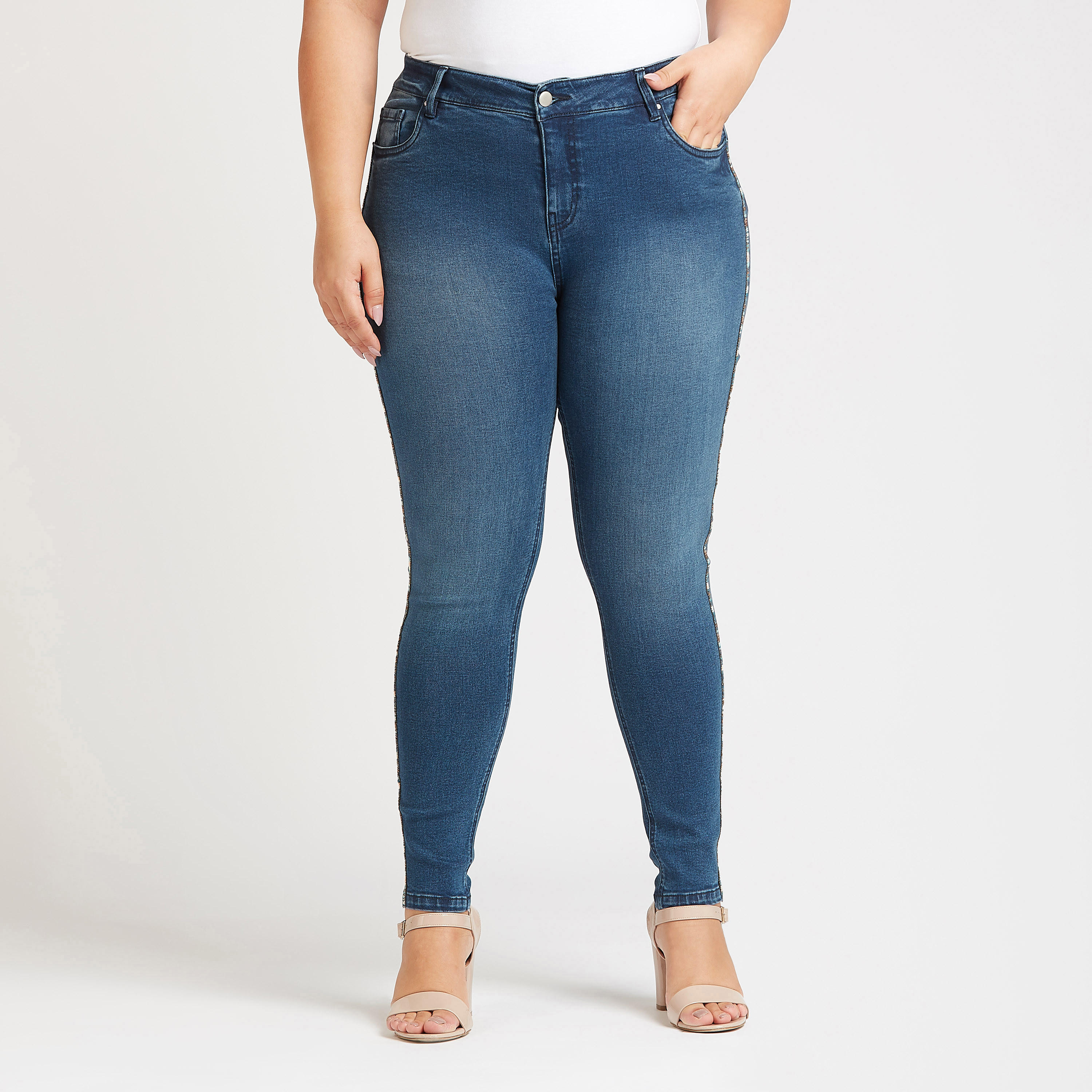 بنطلون جينز سكيني سادة بخصر متوسط الارتفاع بجيوب وزخارف-women-clothing-bottoms-jeans-image-4