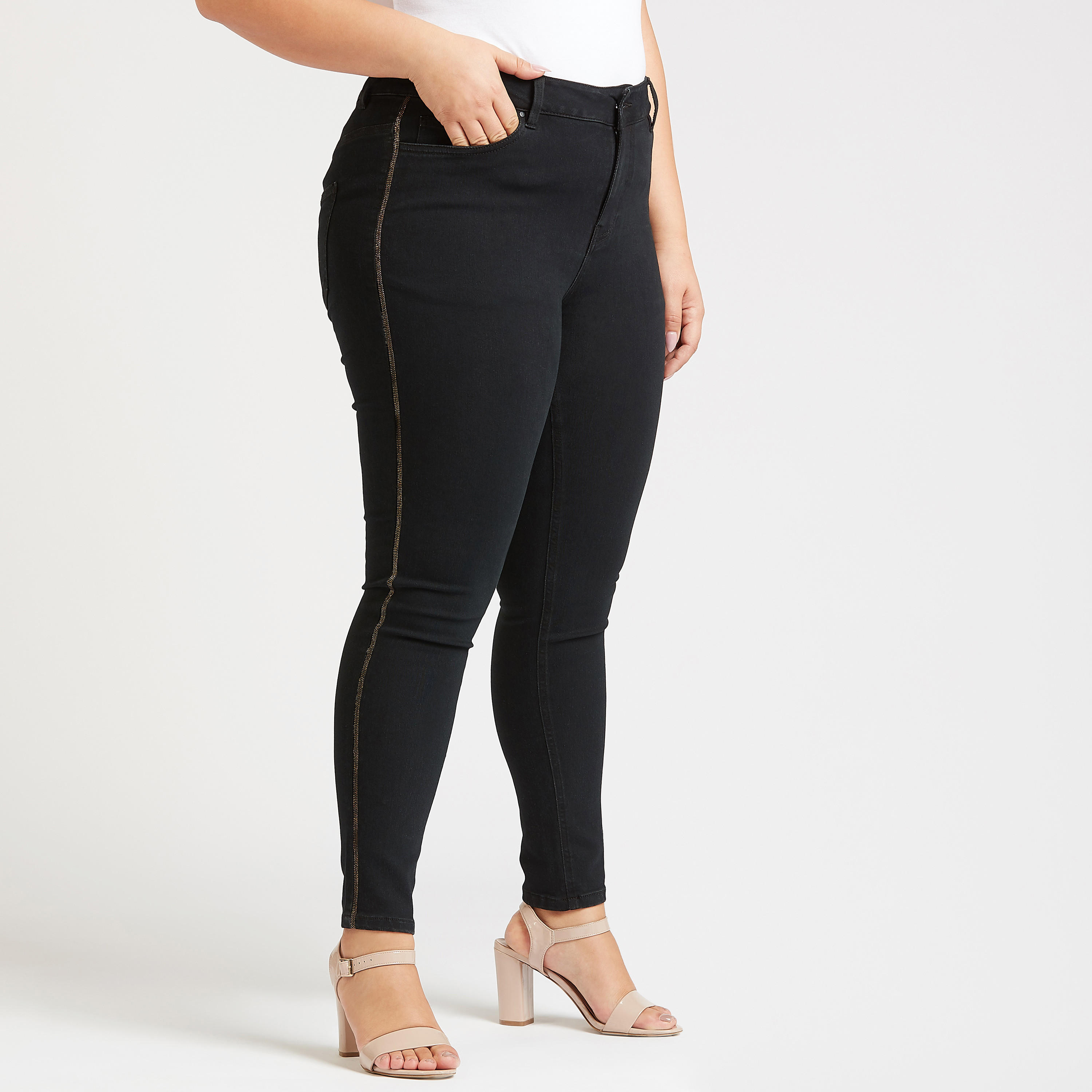بنطلون جينز مستدام سادة سكيني بخصر متوسّط الإرتفاع وجيوب وتفاصيل شريطة-women-clothing-bottoms-jeans-image-3