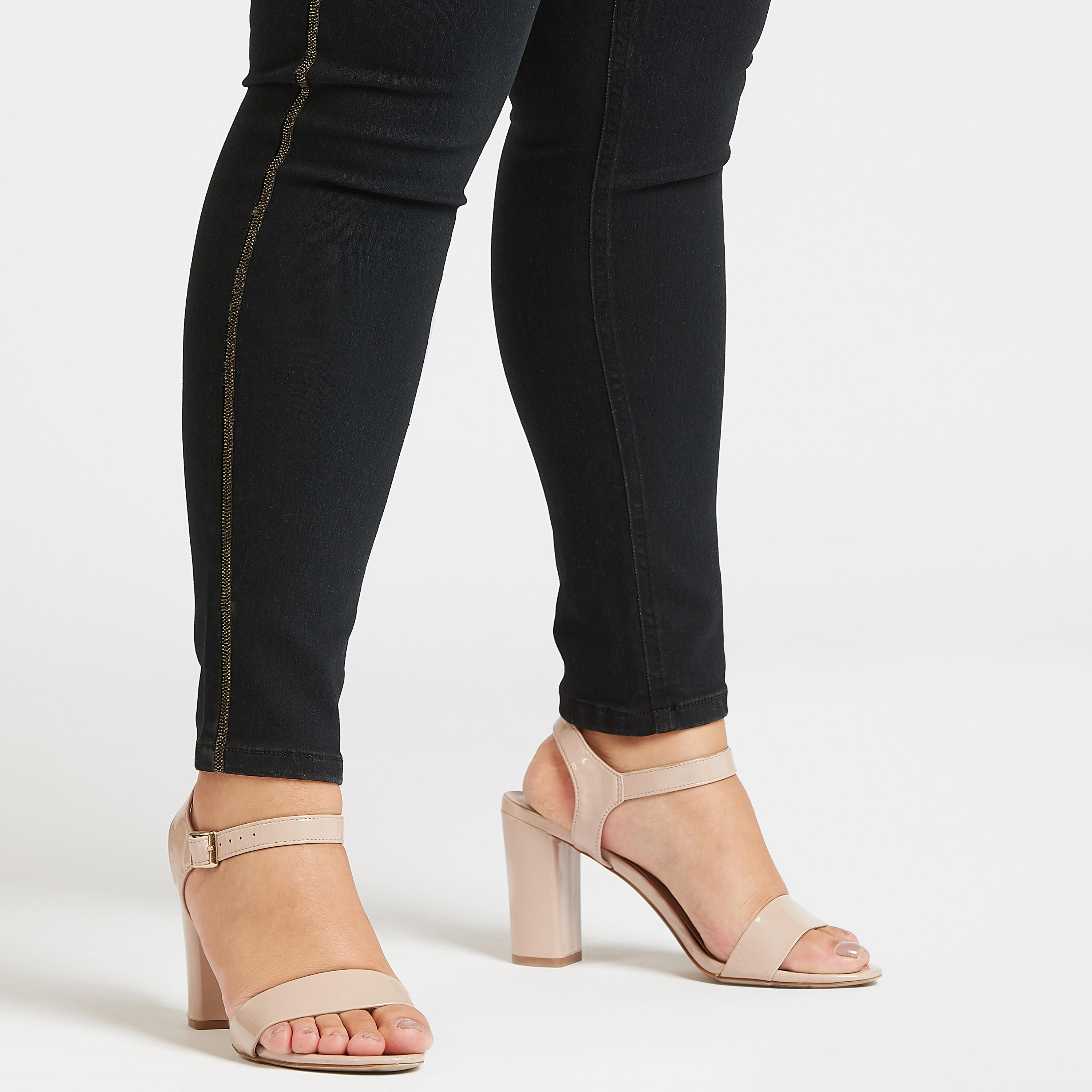 بنطلون جينز مستدام سادة سكيني بخصر متوسّط الإرتفاع وجيوب وتفاصيل شريطة-women-clothing-bottoms-jeans-image-4