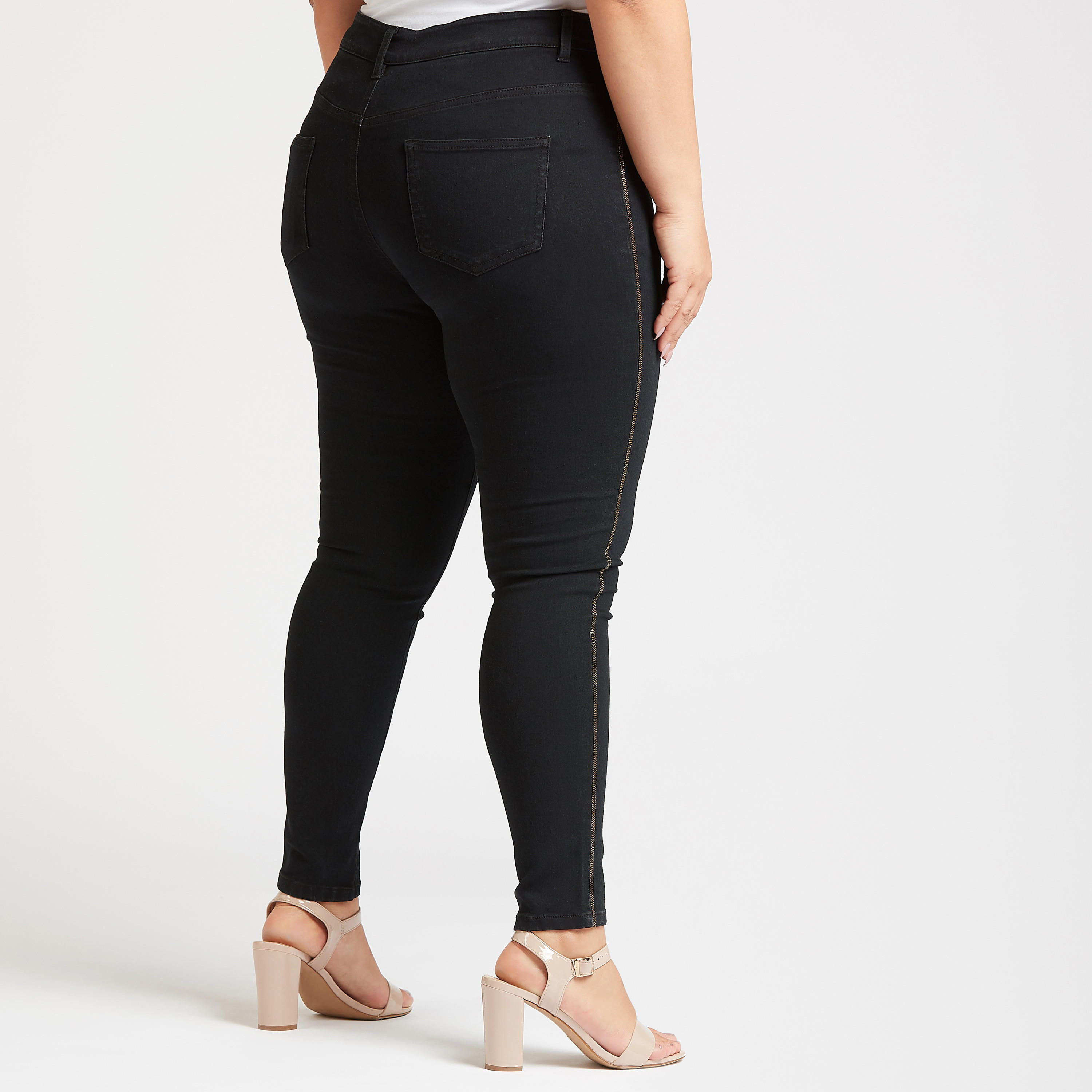 بنطلون جينز مستدام سادة سكيني بخصر متوسّط الإرتفاع وجيوب وتفاصيل شريطة-women-clothing-bottoms-jeans-image-5
