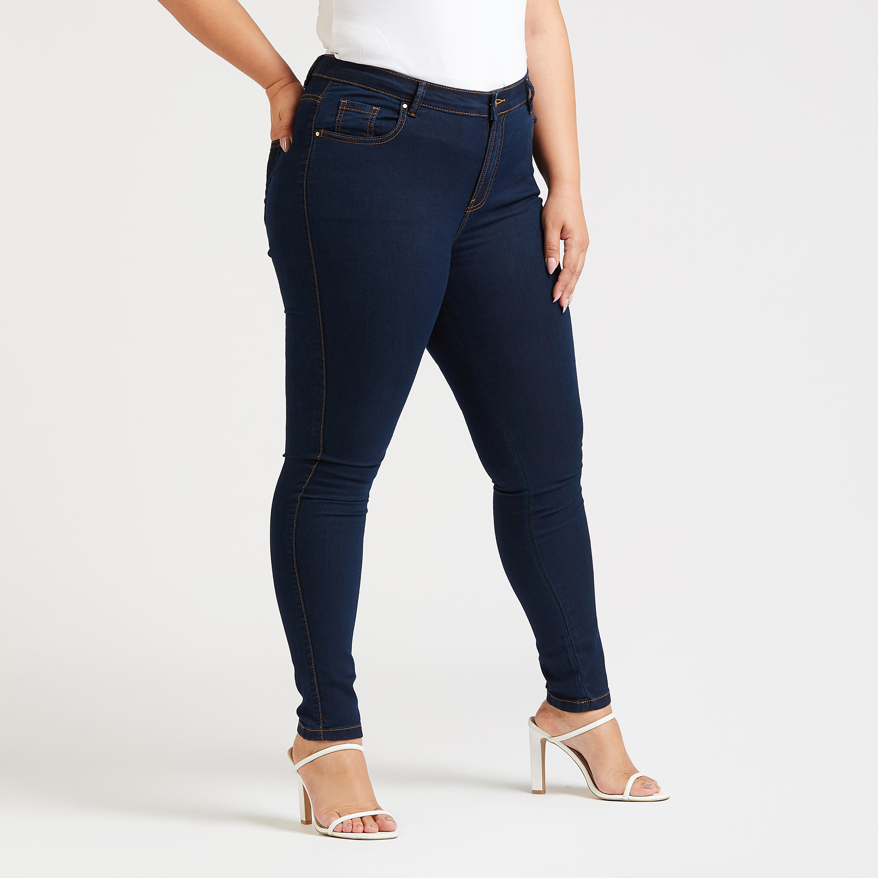 بنطلون جينز سادة سكيني بخصر متوسّط الإرتفاع وجيوب وعراوي حزام-women-clothing-bottoms-jeans-image-1