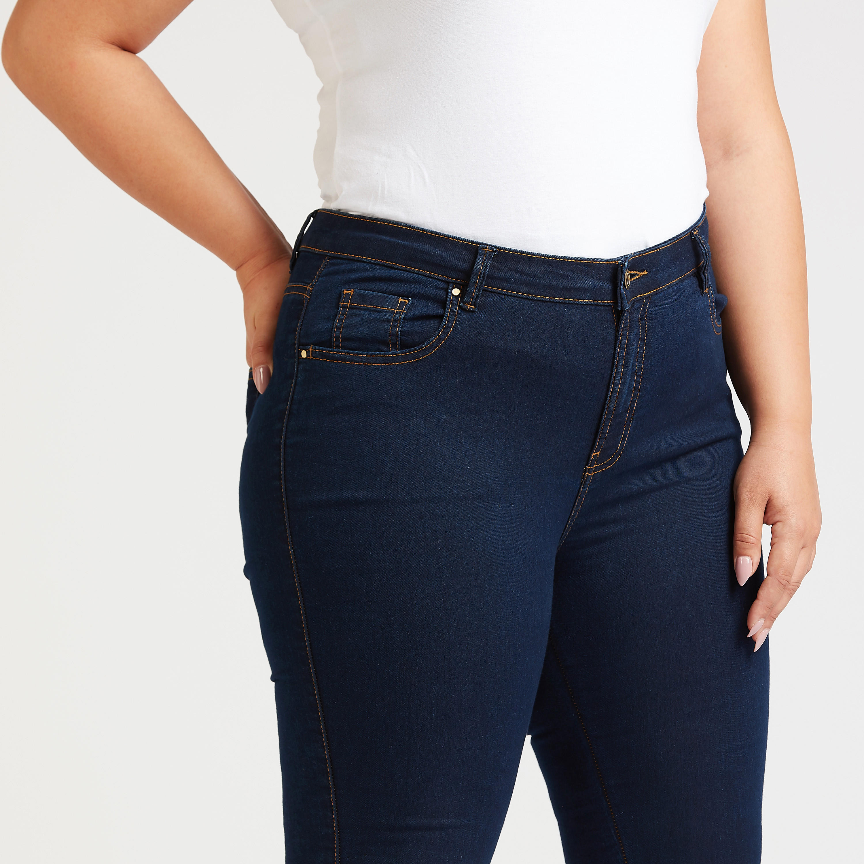 بنطلون جينز سادة سكيني بخصر متوسّط الإرتفاع وجيوب وعراوي حزام-women-clothing-bottoms-jeans-image-3