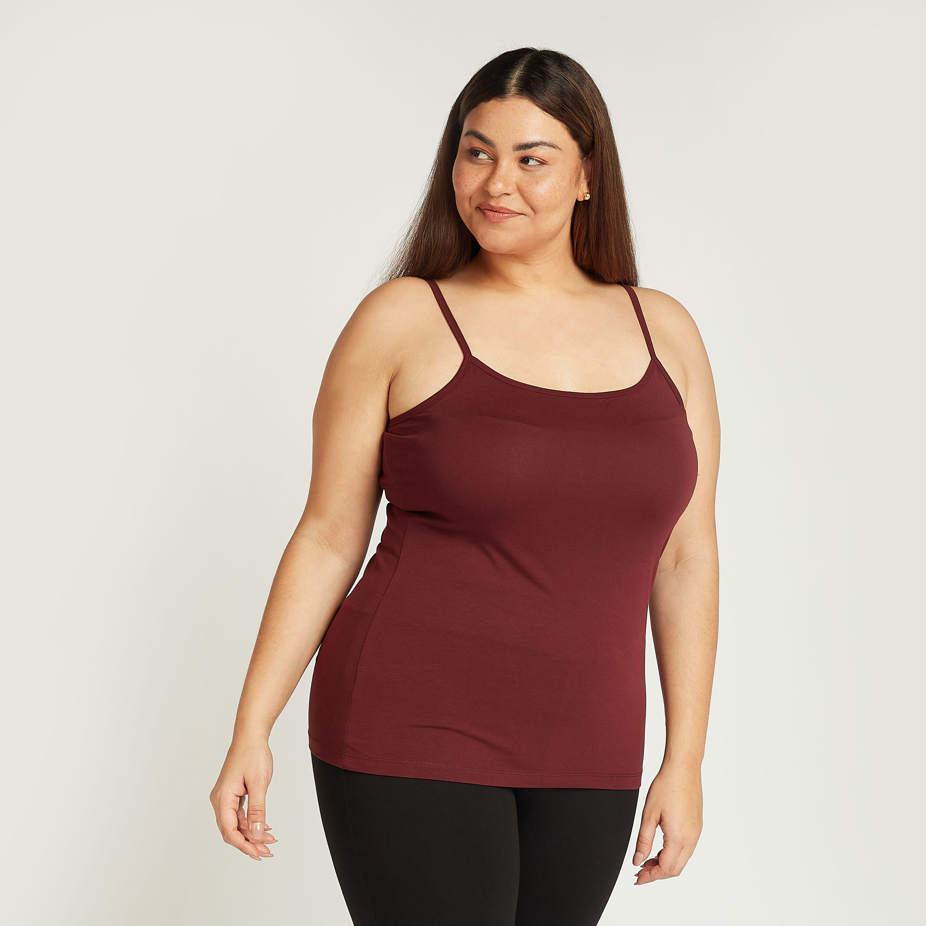 بلوزة كامي سادة بياقة عميقة وحمّالات رفيعة-women-clothing-tshirts-image-1