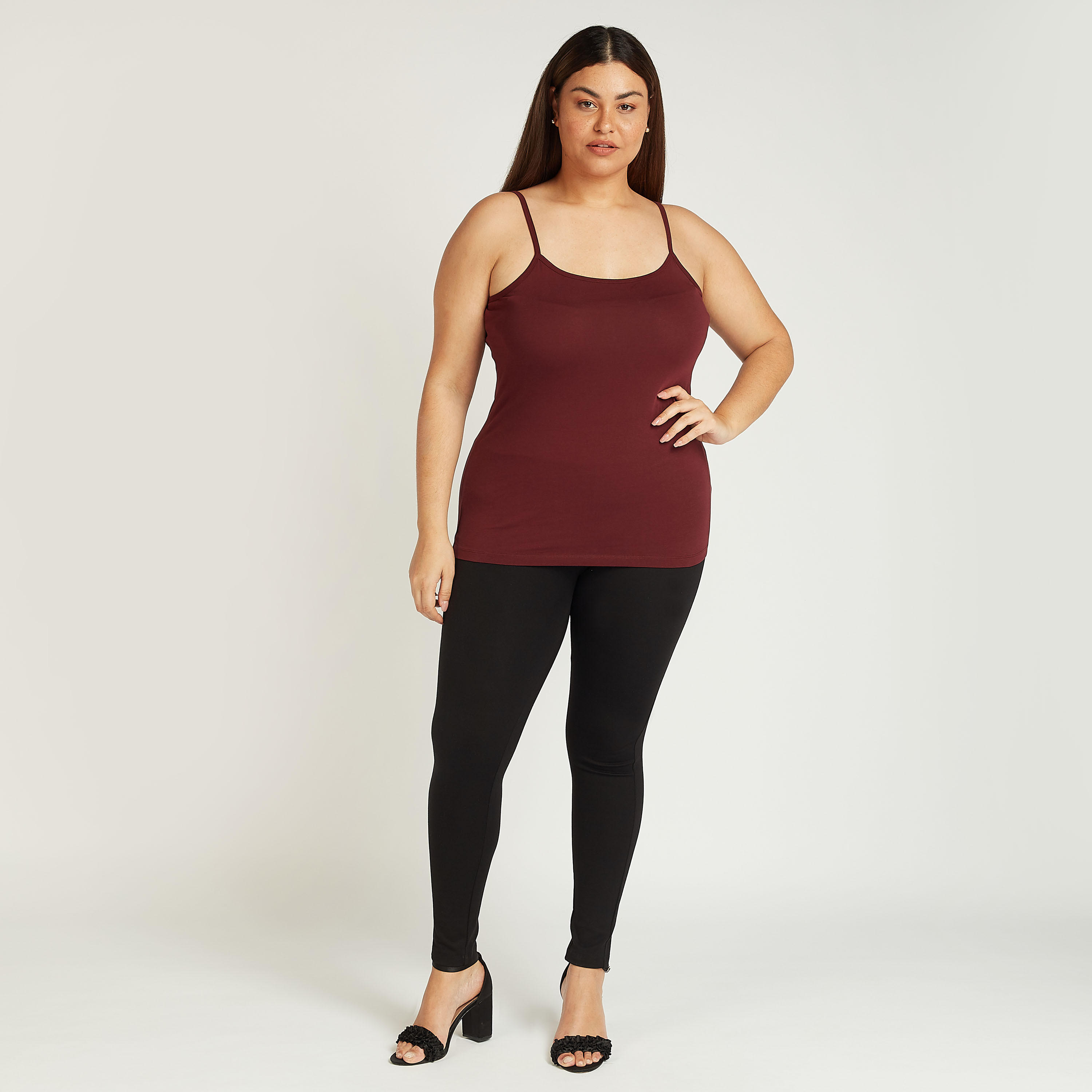 بلوزة كامي سادة بياقة عميقة وحمّالات رفيعة-women-clothing-tshirts-image-2